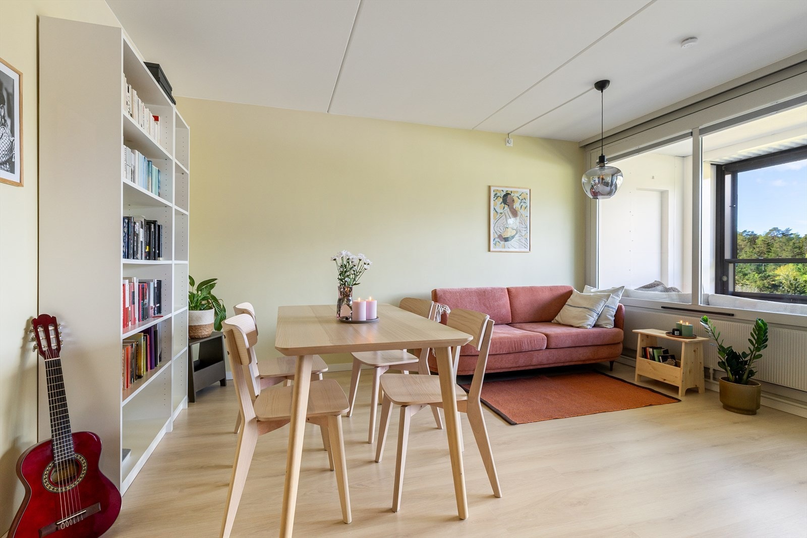 Leiligheten har gjennomgående lys og slitesterk laminat på gulv og malte overflater. Galleribilde