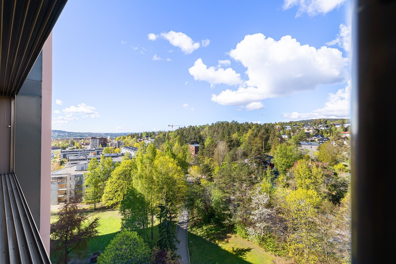 Fra leiligheten ser man utover grønne og frodige omgivelser. Galleribilde