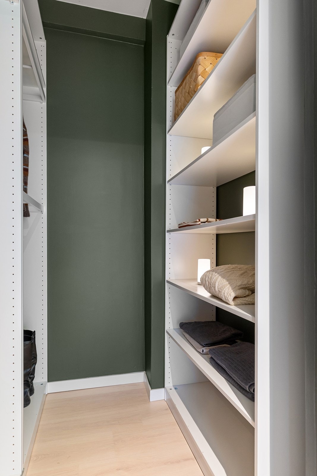 I tillegg er det et praktisk walk-in-closet som gir rikelig med oppbevaringsplass til klær og annet. Galleribilde