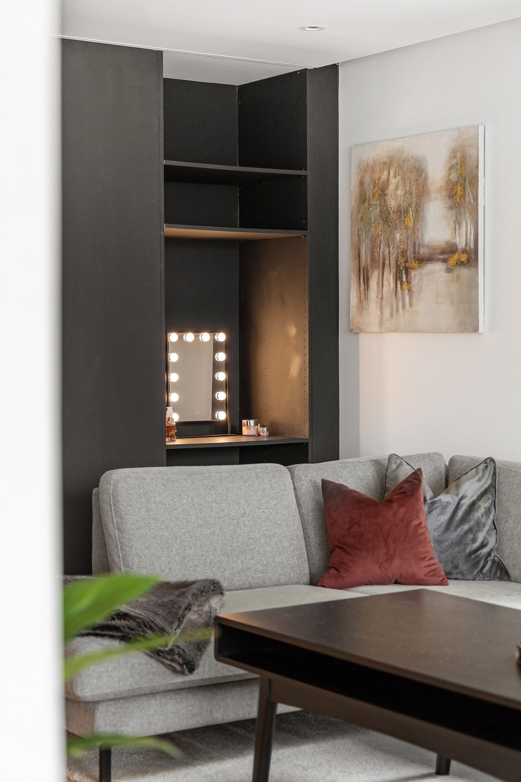 En fin, innebygget nisje - perfekt til oppbevaring eller til en hjemmekontorløsning. Galleribilde