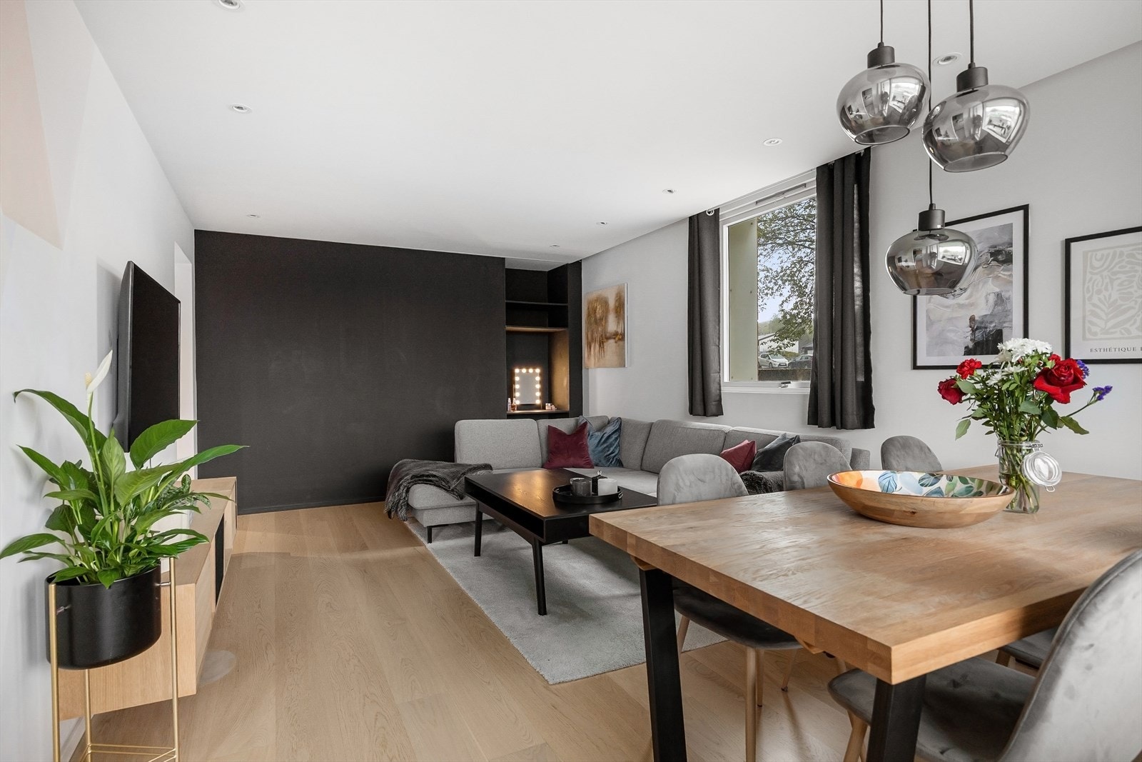 Stuen er av god størrelse med god plass til flere sittegrupper. Galleribilde