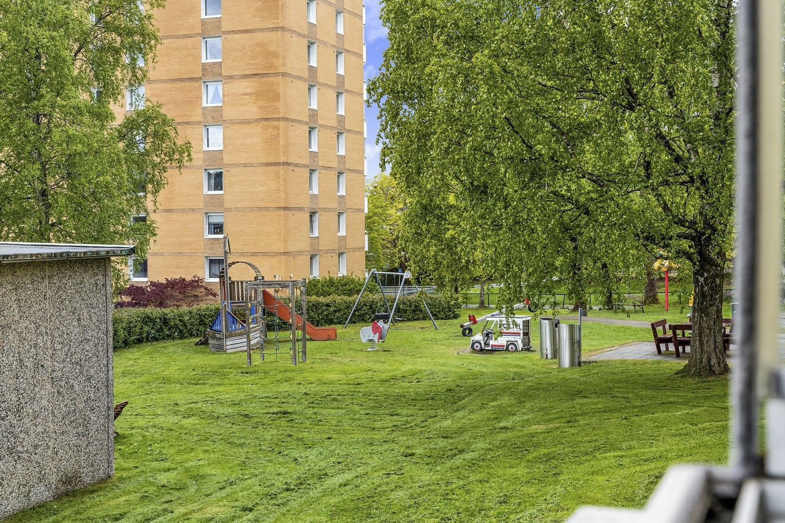 Fine opparbeidede grøntarealer rundt om i borettslaget. Galleribilde