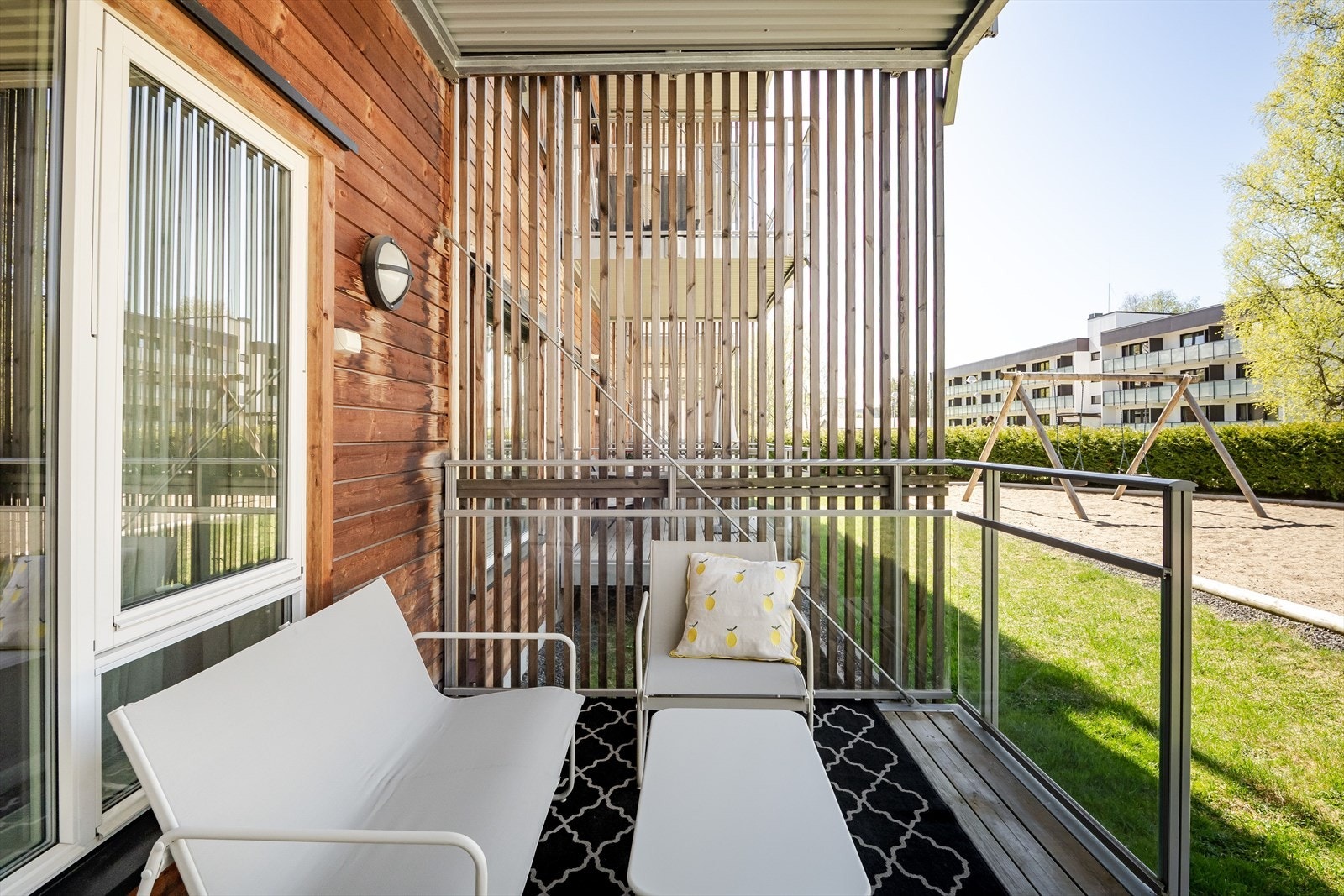 Fra stuen er det utgang til en flott og solrik vestvendt terrasse på ca. 9m² som er perfekt for lange og late sommerdager. Galleribilde