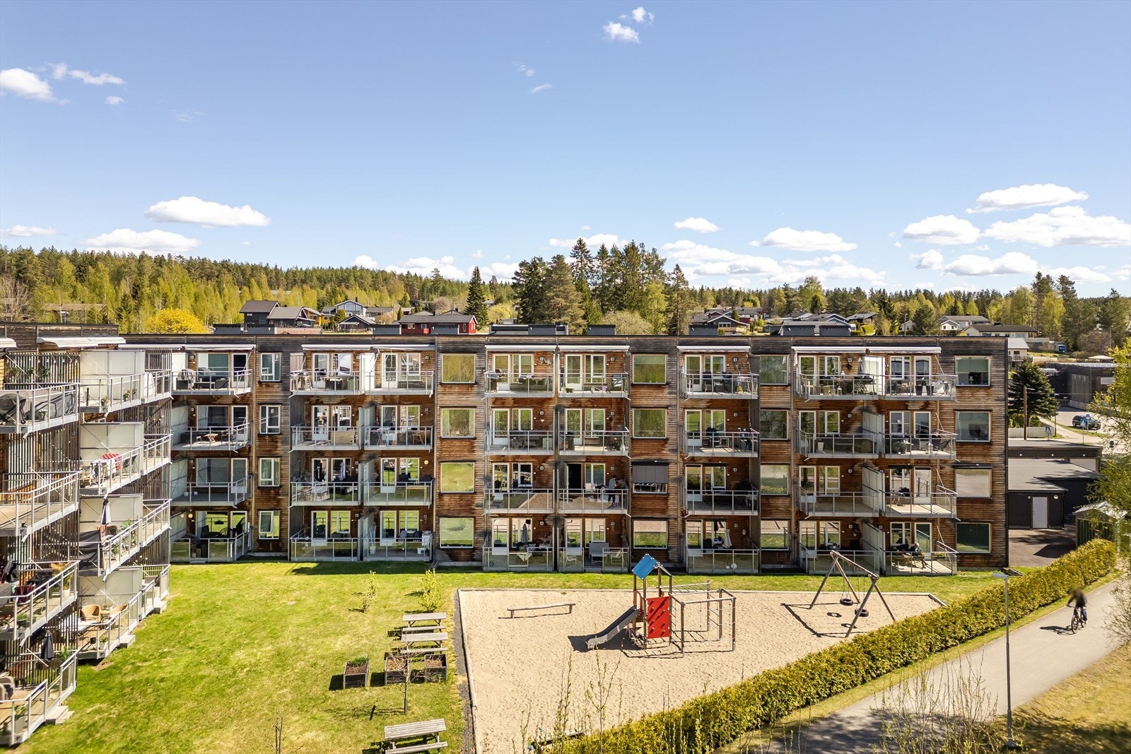 Fra leiligheten har man umiddelbar nærhet til det populære friluftsområdet i Svartholtet, hvor man finner utallige muligheter for treningsturer og rekreasjon. Svartholtet kan by på milevis med løpe- og sykkelstier, samt oppkjørte skiløyper på vinterstid. Galleribilde