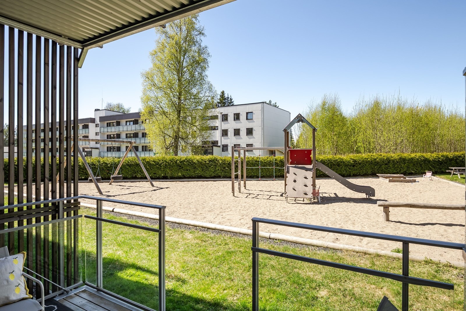 Terrassen er overbygget, har terrassebord på gulv og rekkverk med glassfelt. Det er også montert utebelysning og utvendig stikkontakt. Galleribilde