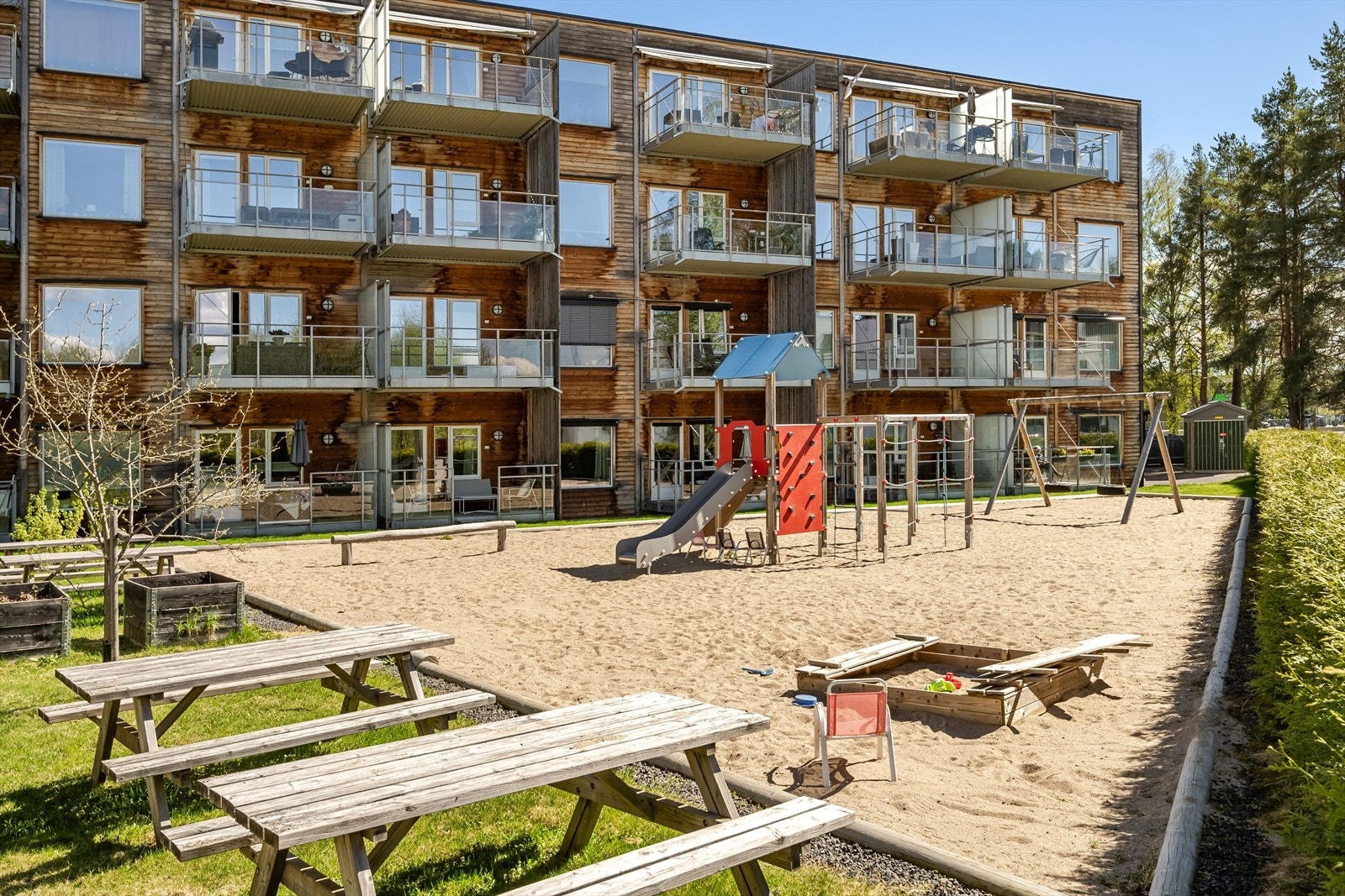 På tomten er det flere sittegrupper og lekeplass for de minste beboerne. Galleribilde
