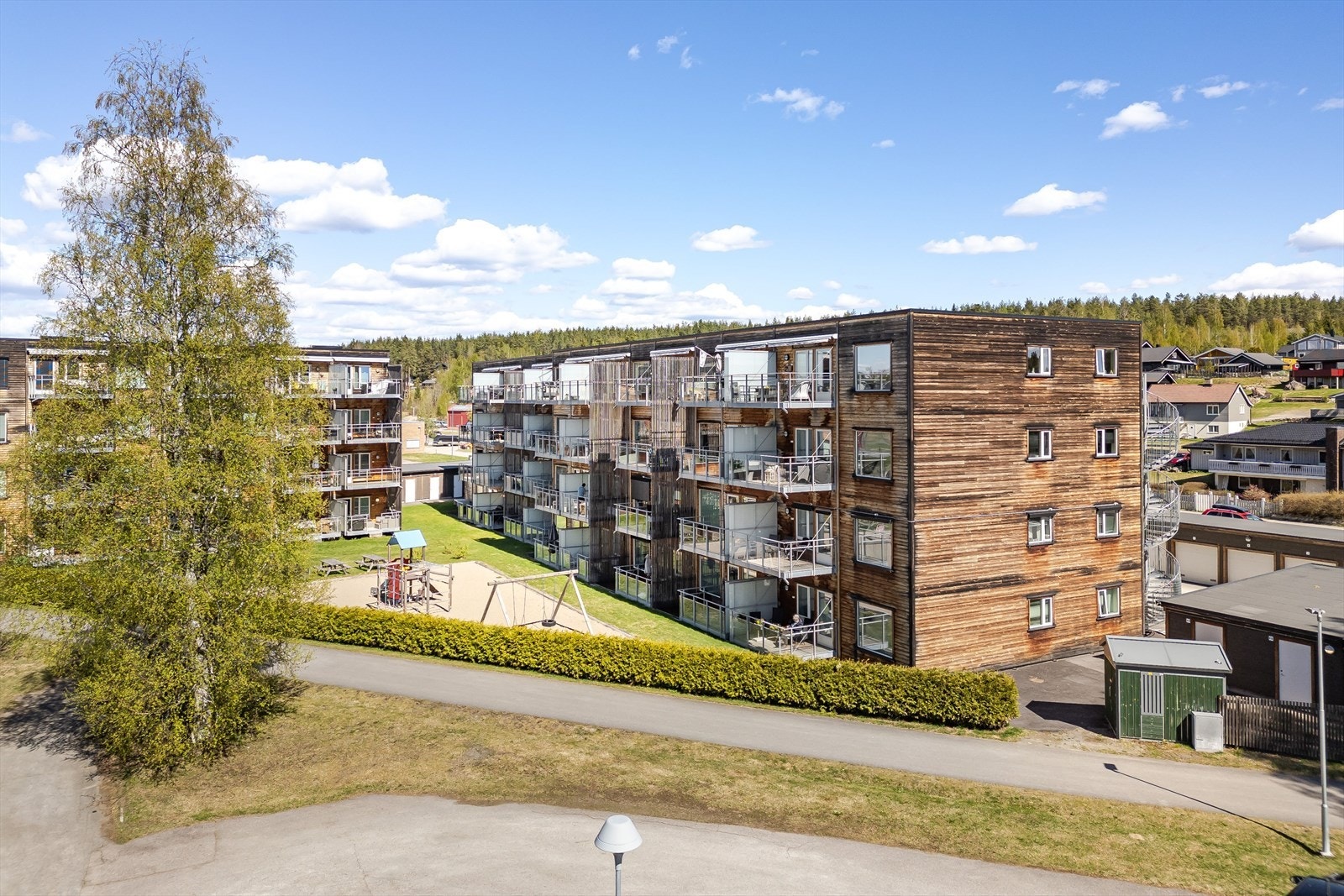Leiligheten ligger sentralt og fint til i et veletablert boligområde, med kun en kilometer til Elverum sentrum hvor man finner byfasiliteter med kaféer, forretninger og kjøpesenter, samt øvrige servicetilbud. Galleribilde