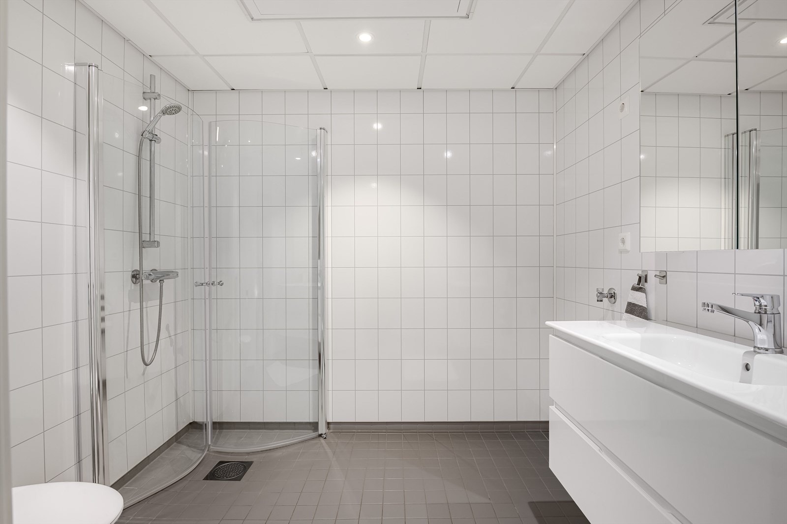 Leiligheten har et lyst og moderne baderom fra byggeåret 2016. Baderommet har flislagt gulv med gulvvarme, lyse våtromsplater på veggene, downlights i himlingen og avtrekk via balansert ventilasjon. Galleribilde