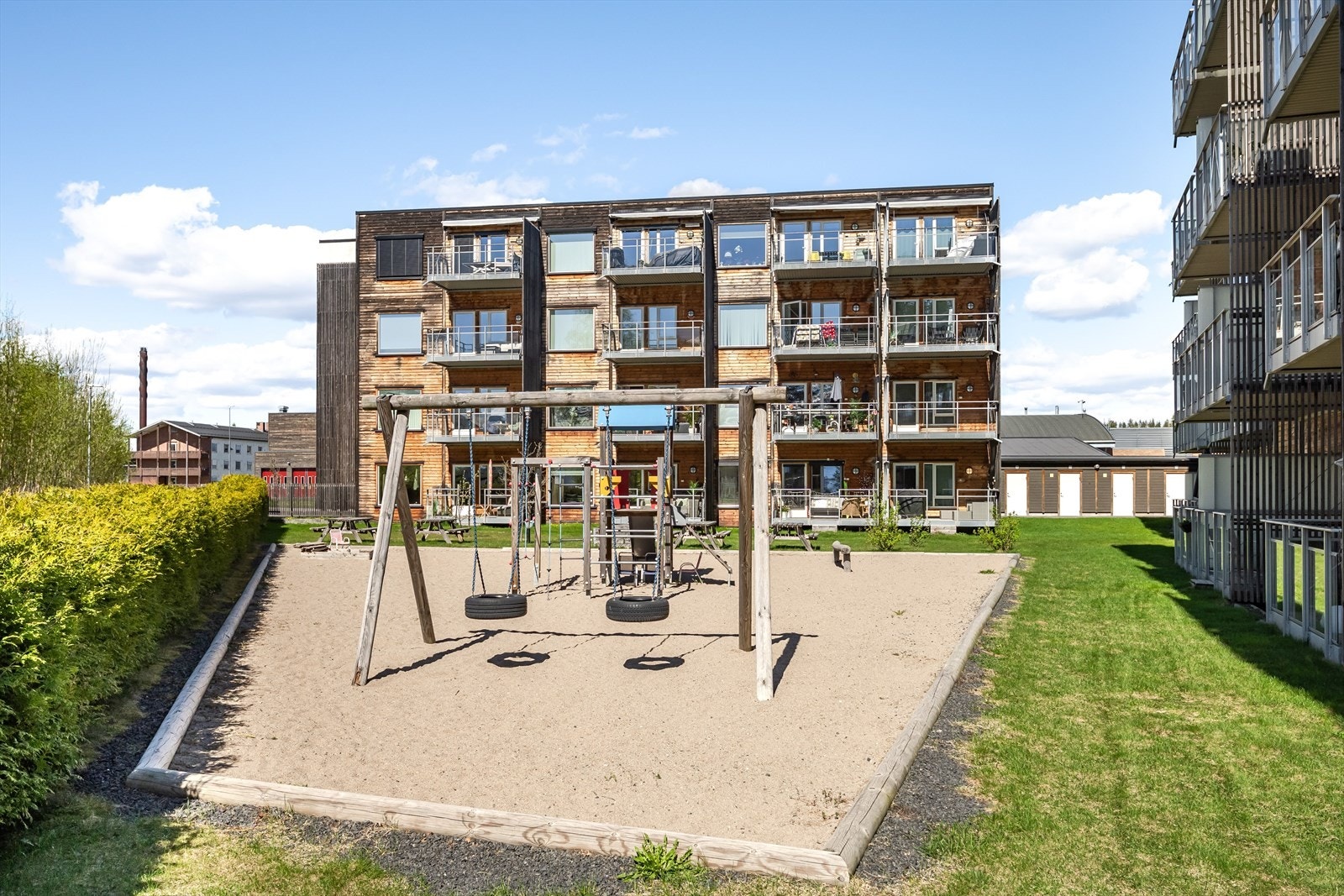 Felles eiertomt for sameiet på ca. 5 724,1m². Tomten er opparbeidet med gressplen og variert beplantning. Asfalterte veger og lekeplass ved bygget. Delvis innhegnet med hekk.. Galleribilde