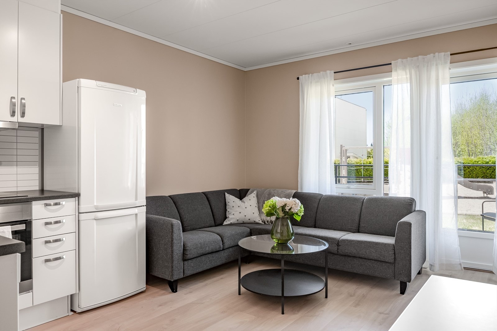 Leiligheten holdes god og lun på vinterstid med fjernvarme til radiatorer. Á-konto fjernvarme (oppvarming og varmtvann) på kr. 569,- er inkludert i felleskostnadene. Galleribilde