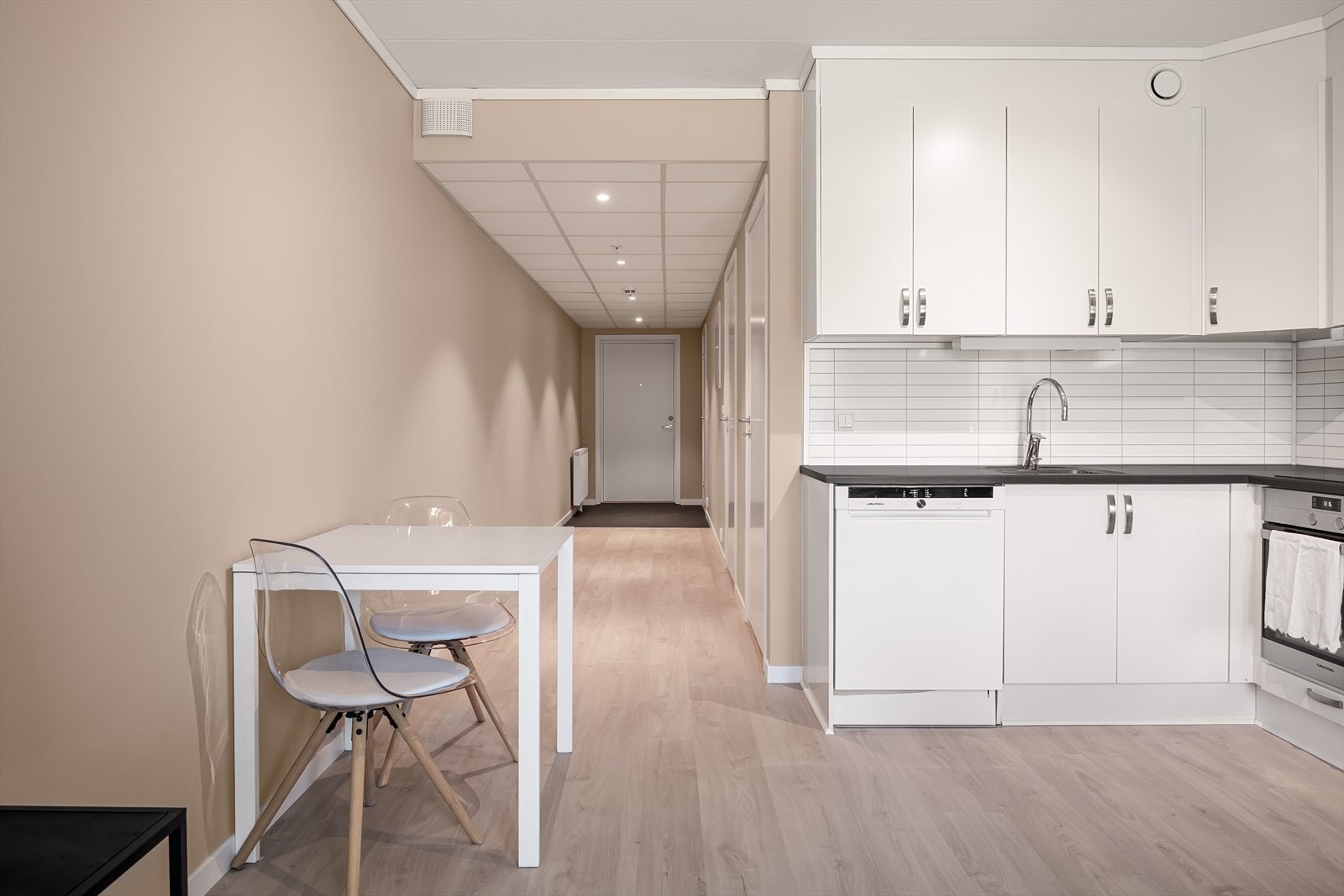 Leiligheten har balansert ventilasjon med varmegjenvinner som sørger for et sunt og godt inneklima gjennom hele året. Utført service på ventilasjonsanlegget i 2025 av firma. Galleribilde