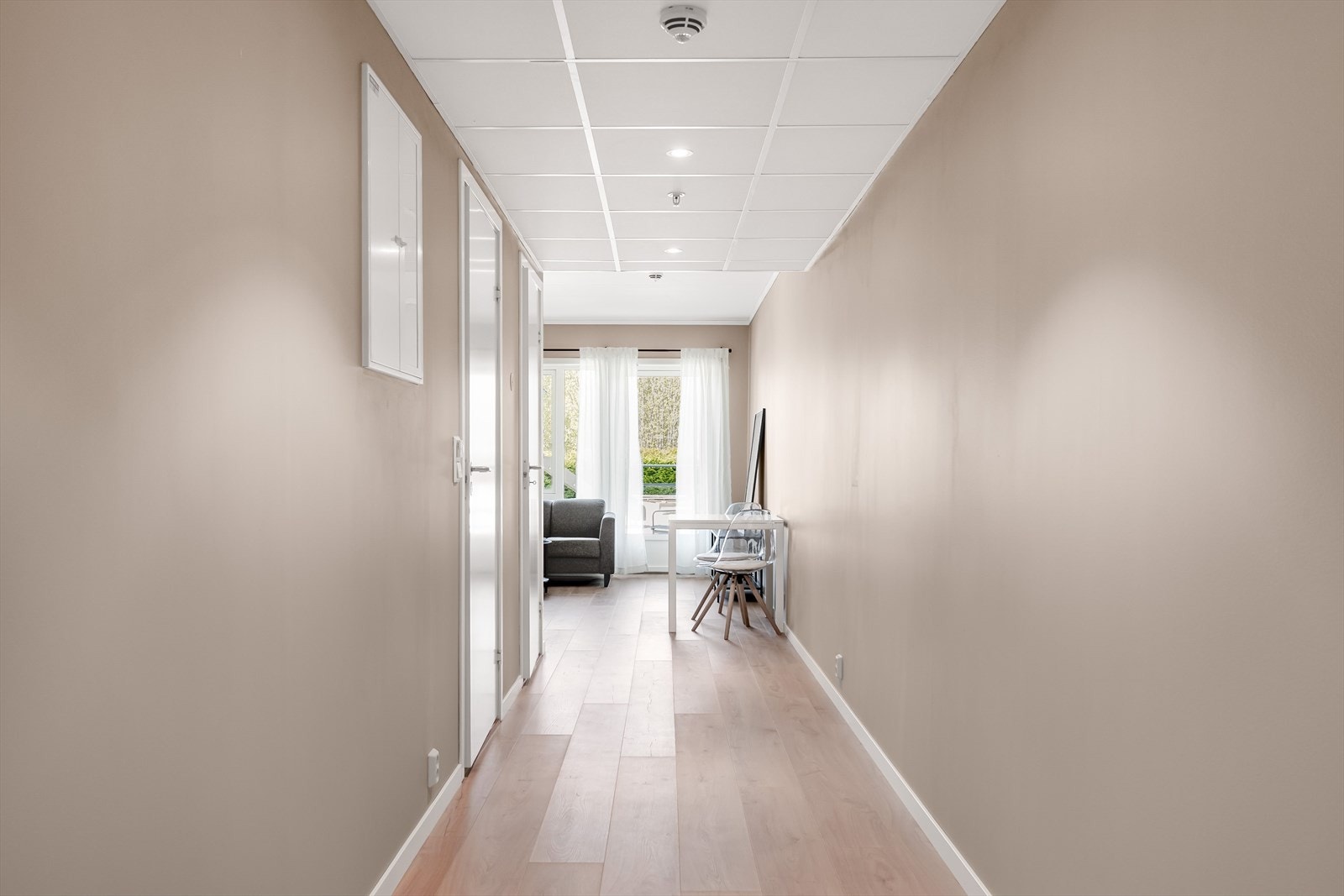 Entréen har god standard med enstavs laminat fra 2026 på gulv og glatte overflater malt i en fin varm farge i 2026. Det er skjult elektrisk anlegg og innfelte downlights i himlingen. Galleribilde