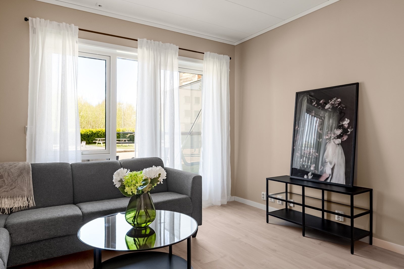 Leiligheten ligger i byggets 1. etasje, og har en gjennomgående og god planløsning som utnytter plassen optimalt. Galleribilde