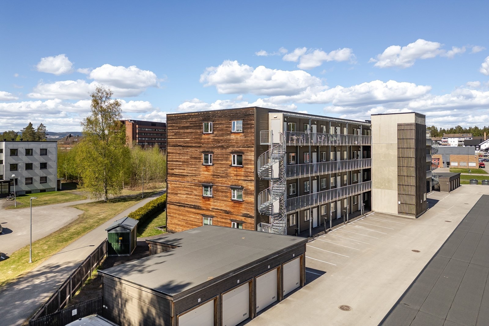 Leiligheten disponerer en utendørs biloppstillingsplass (nr. 44). Det er også oppmerkede gjesteparkeringsplasser. Parkering utenfor anviste plasser er ikke tillatt. Galleribilde