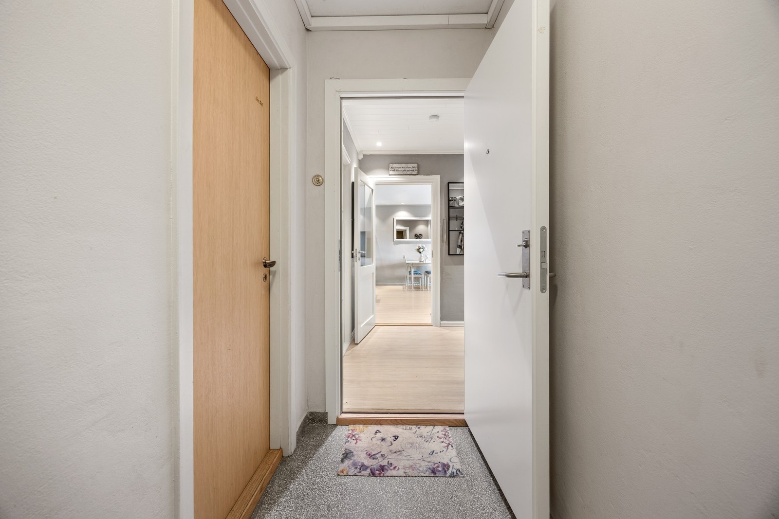Ved inngangspartiet er det dør inn til bod. Galleribilde