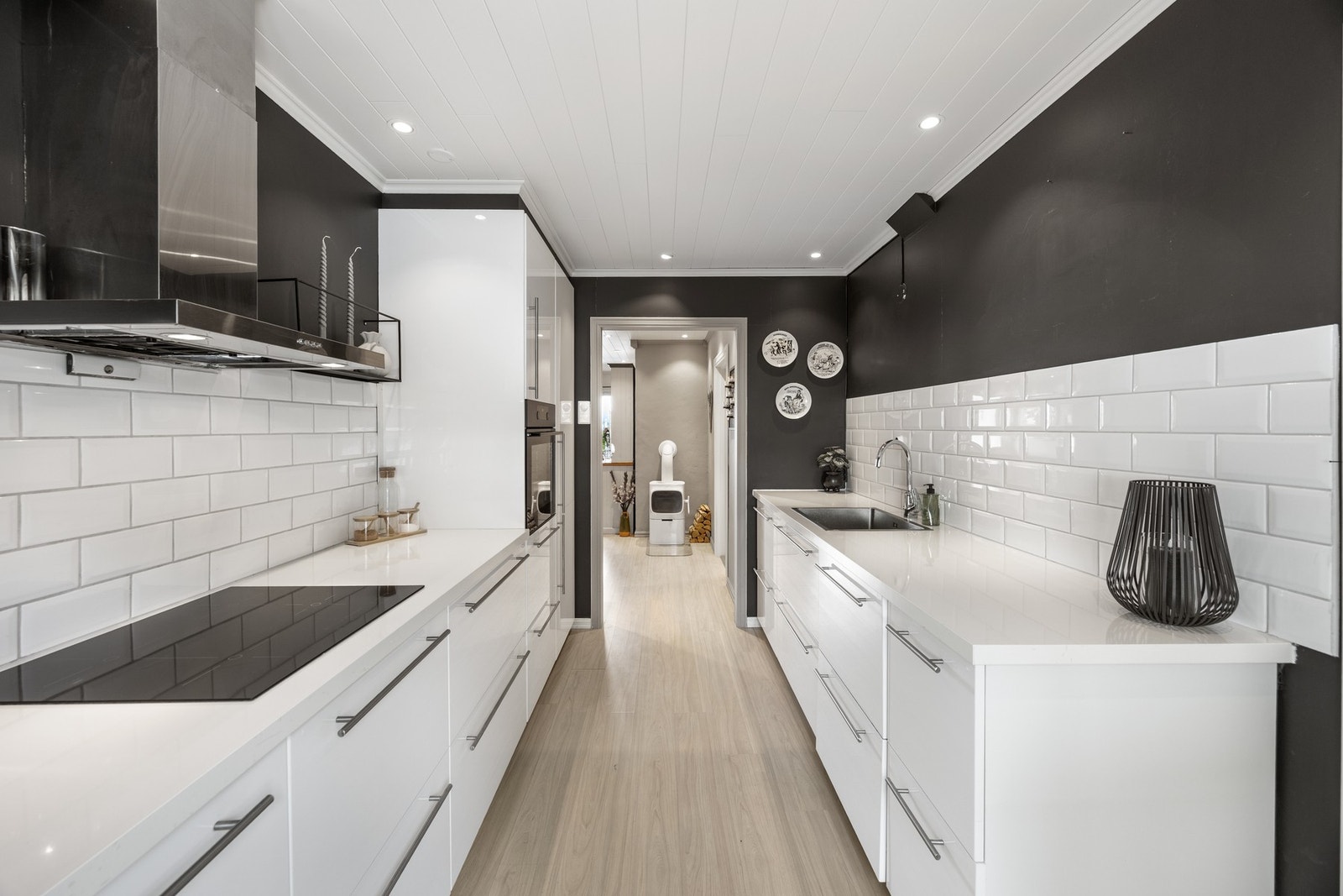 Det er godt med benk- og oppbevaringsplass. Downlights gir en godt opplyst benkesone. Galleribilde