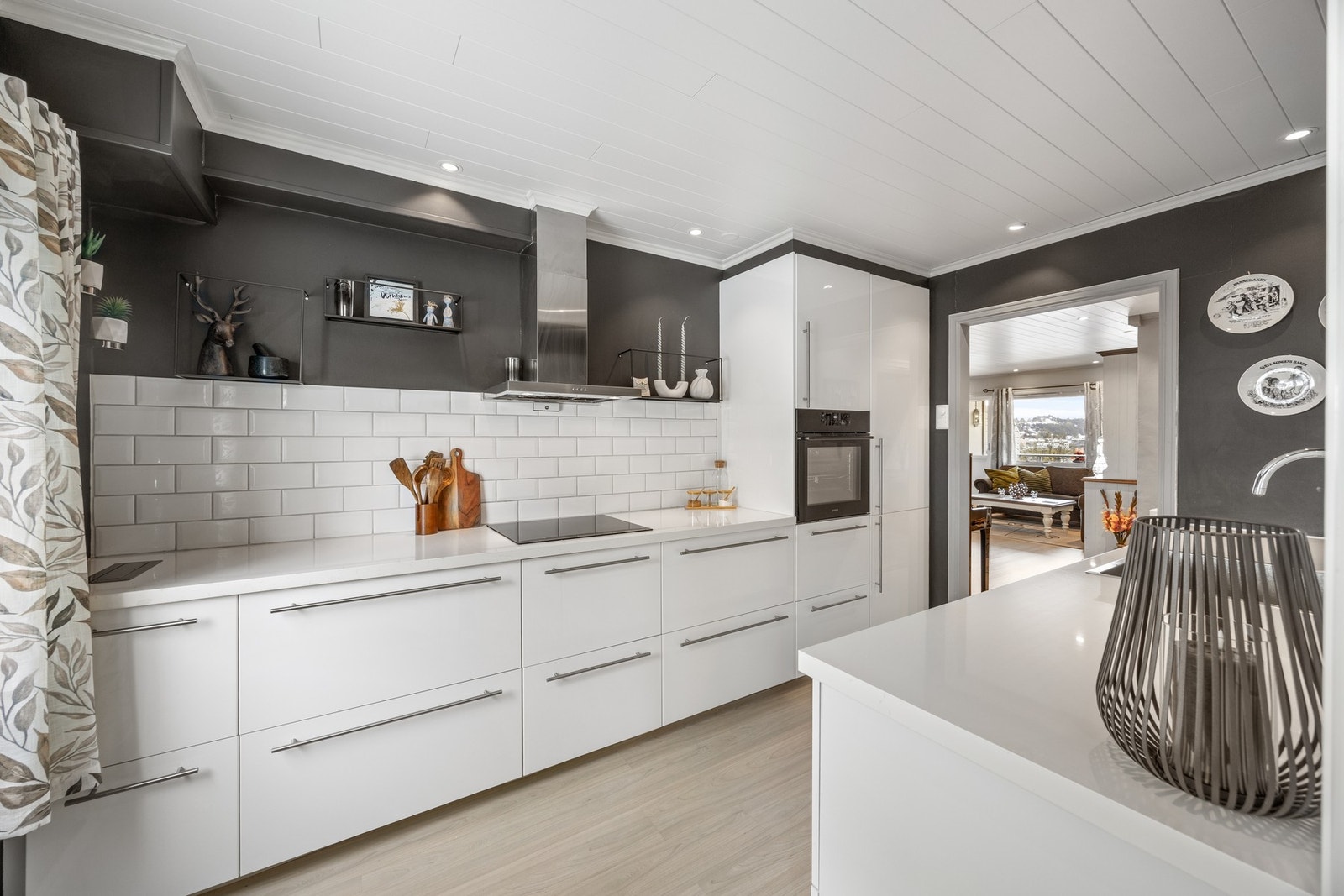 Det er integrert stekeovn, platetopp, oppvaskmaskin, og kjøl-/fryseskap. Galleribilde