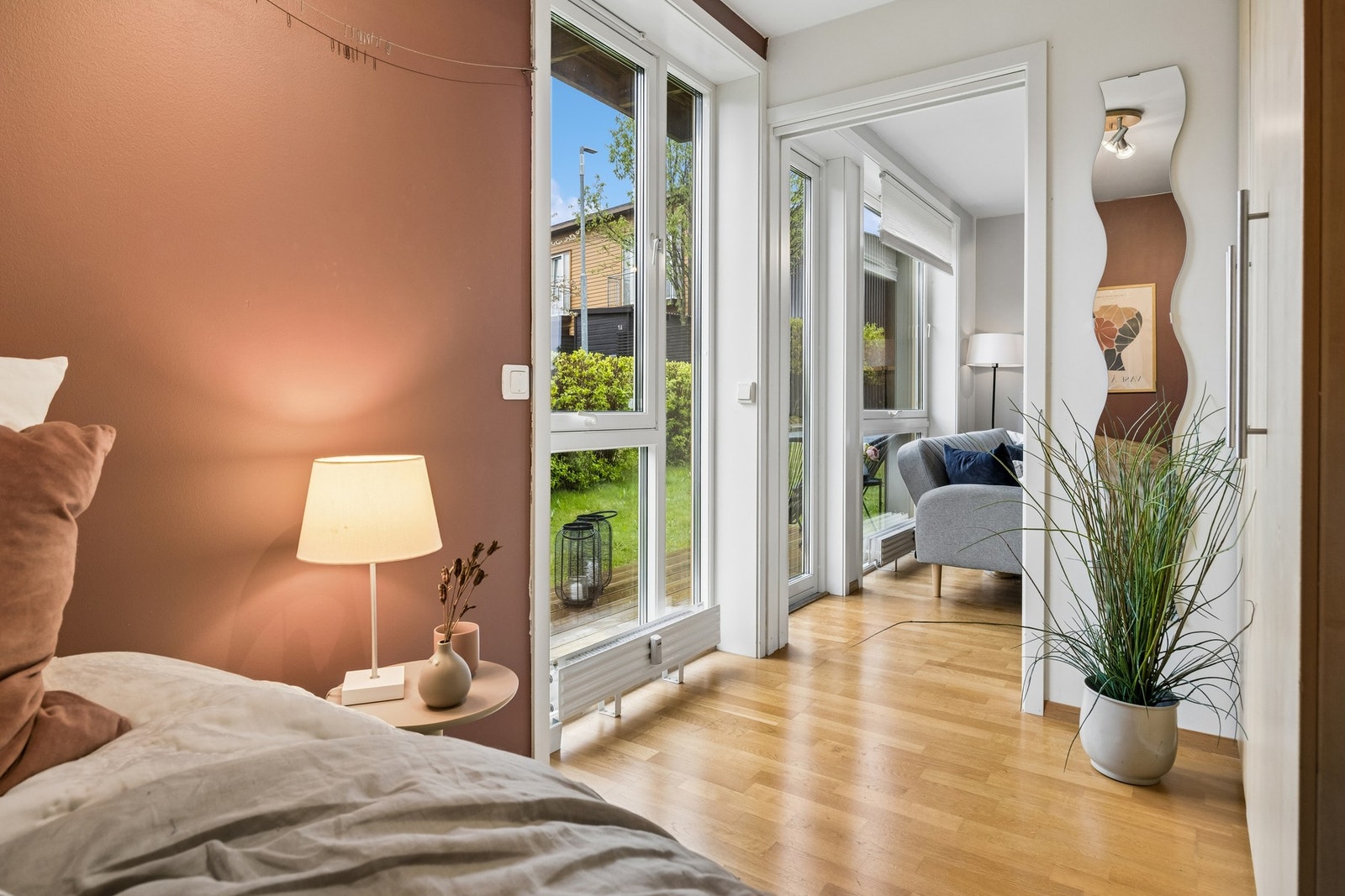 Her er det god plass til dobbeltseng, nattbord og garderobeløsninger. Galleribilde