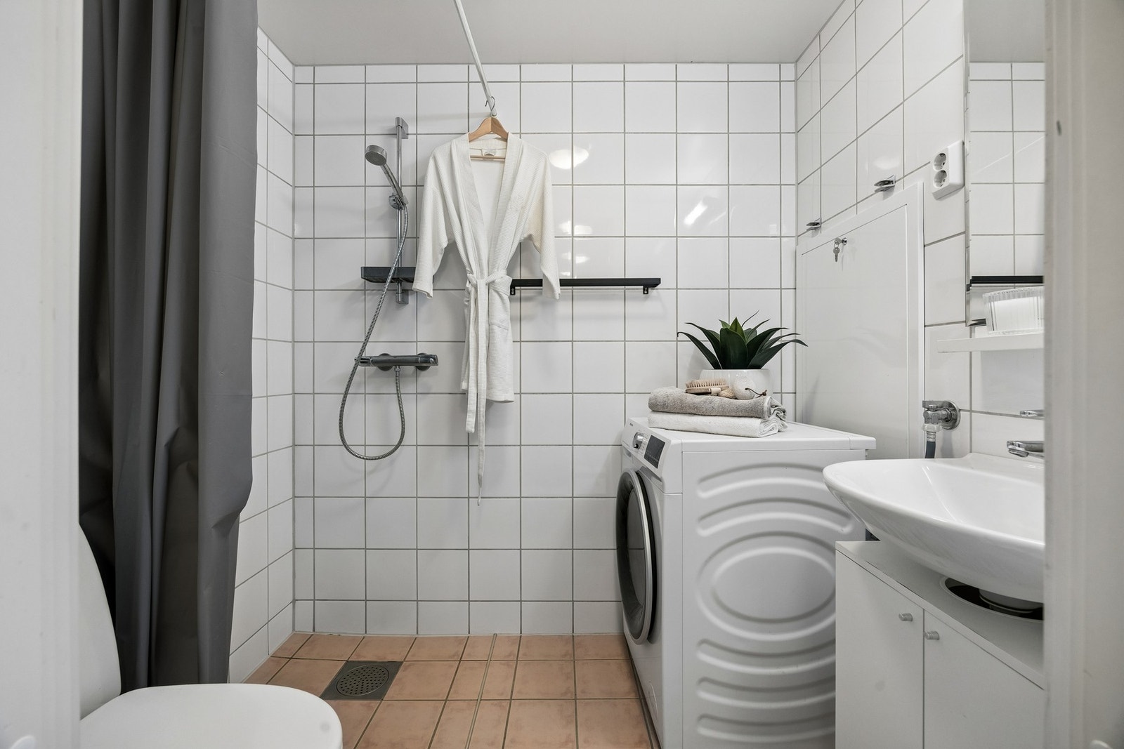 Pent flislagt bad på 3m² med alt en trenger. Galleribilde