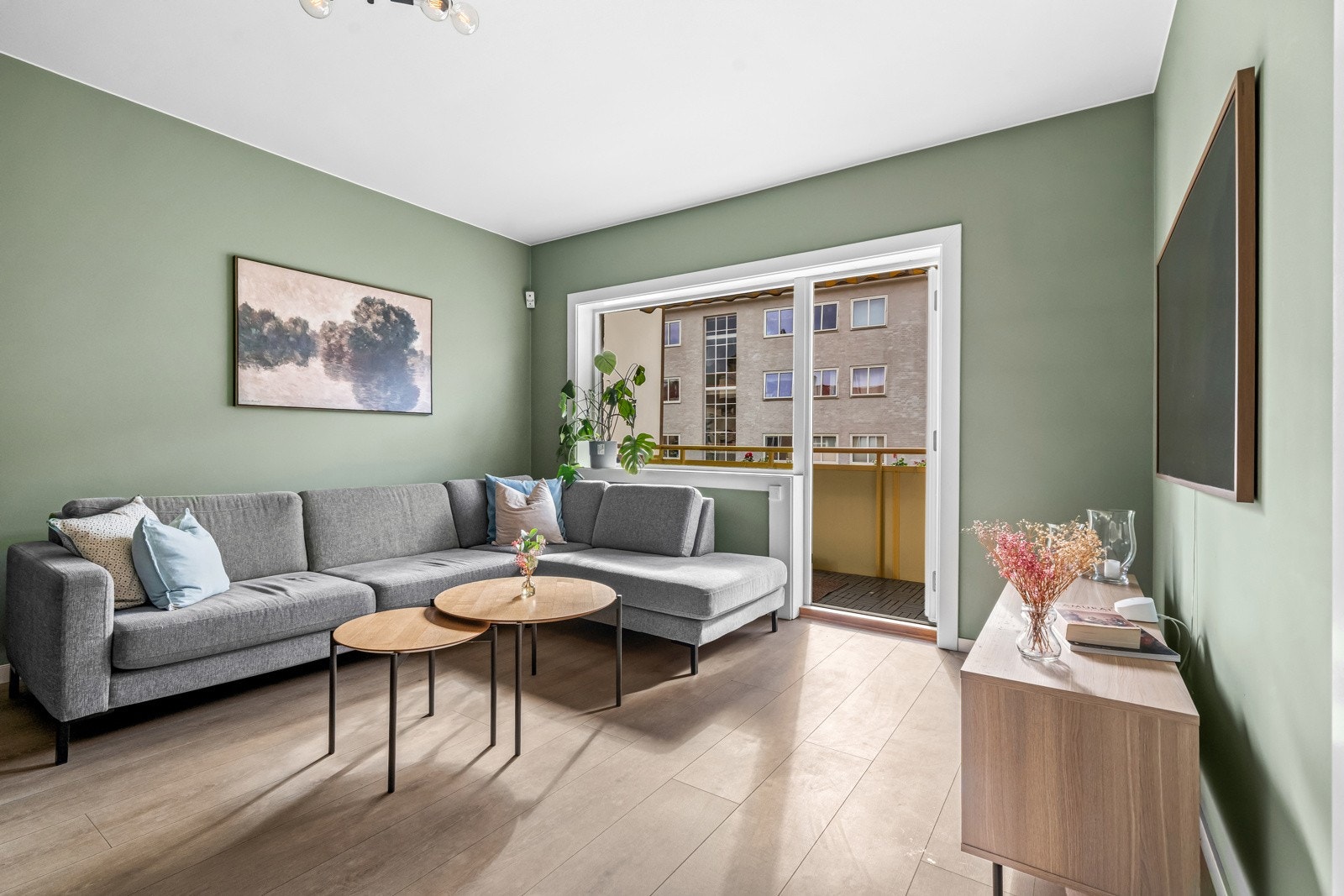 Leiligheten har en lys og romslig stue med store vindusflater som sikrer godt med naturlig lysinnslipp. Galleribilde
