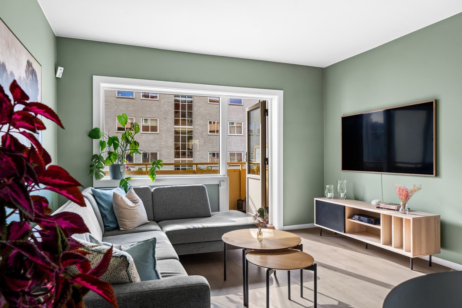 Fra stuen er det utgang til en vestvendt balkong på 6 m² som fungerer som en naturlig forlengelse av stuen på sommerstid. Galleribilde