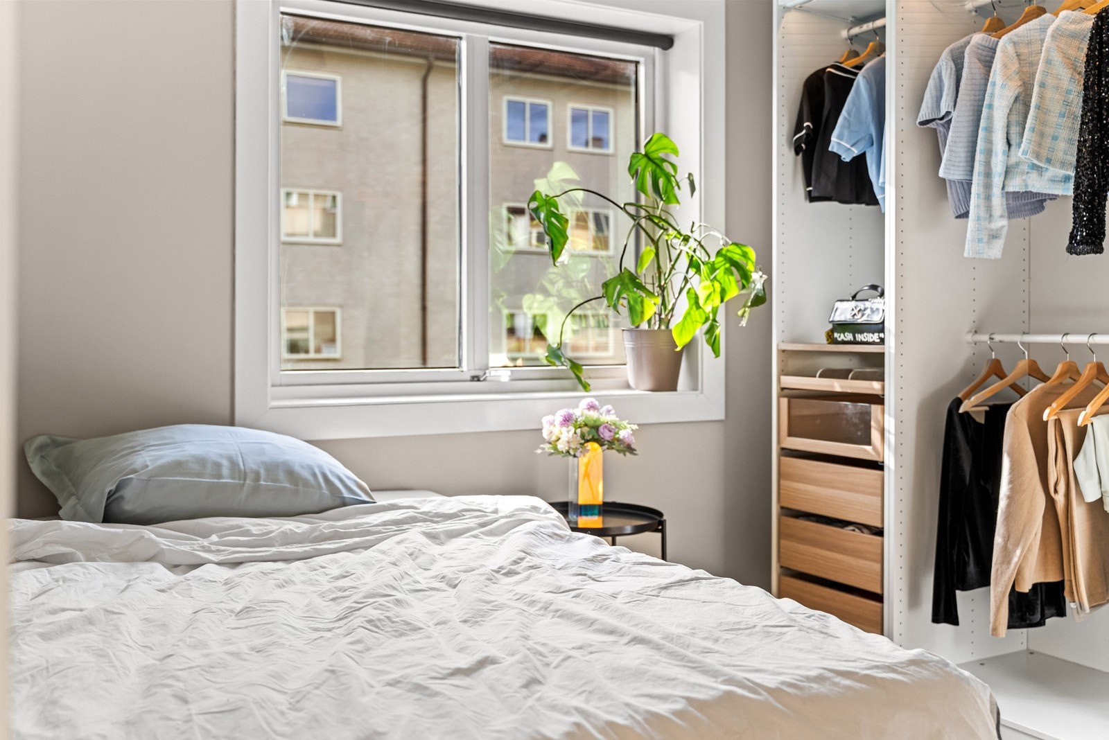 Det er lagt solfilm på vinduet på begge soverommene som holder det svalt mot sommerens solstek. Vindu vender mot sameiets bakgård. Galleribilde