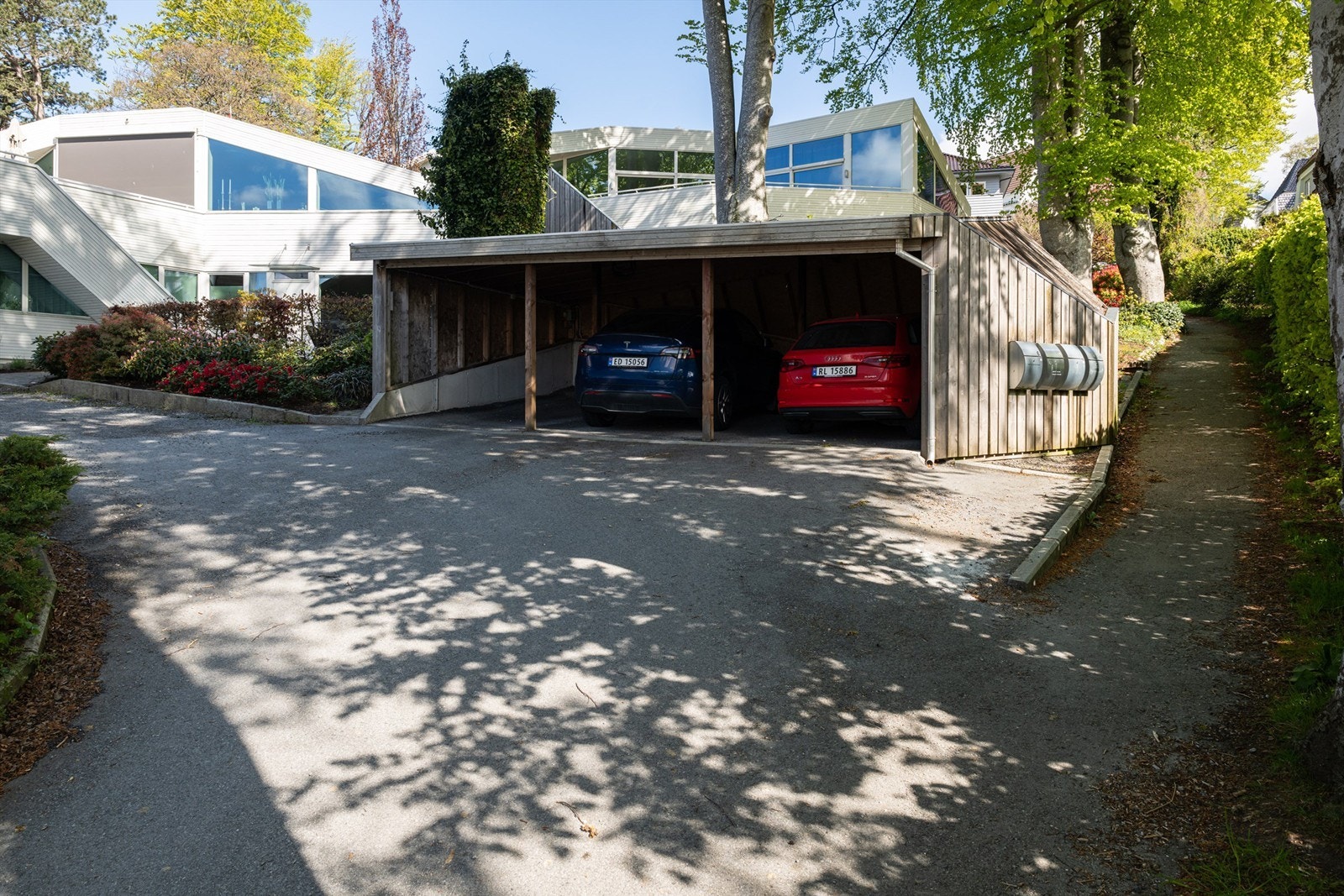 Boligen disponerer en fast plass i carporten. Galleribilde