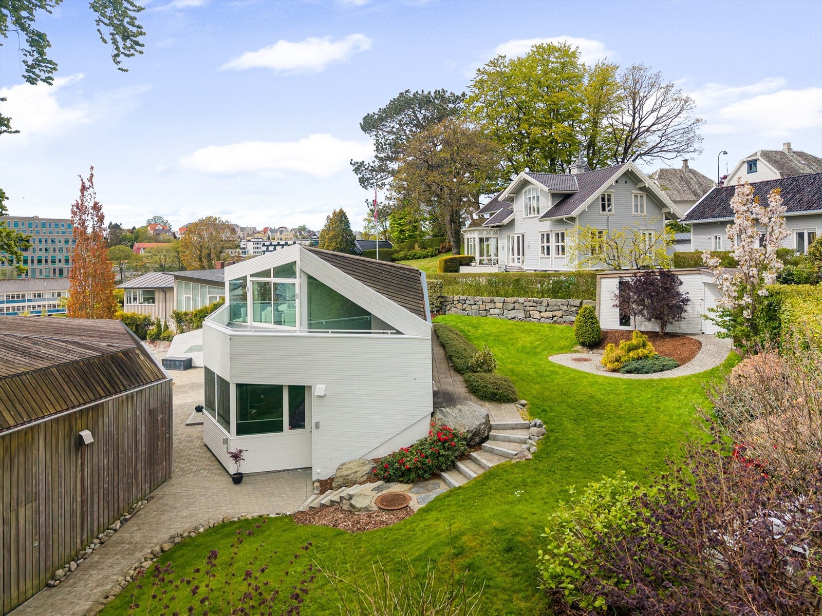 Dette er ett av tre hus som ble bygd samtidig - et koselig boligtun i skråningen langs Abelstrappa! Galleribilde