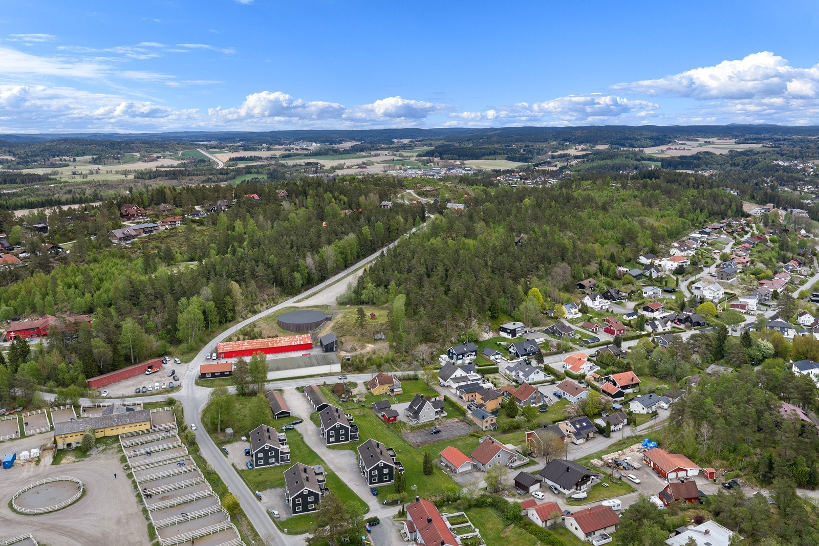 Området er omgitt av skog og turområder, med kort vei til offentlig kommunikasjon og servicefunksjoner. Galleribilde