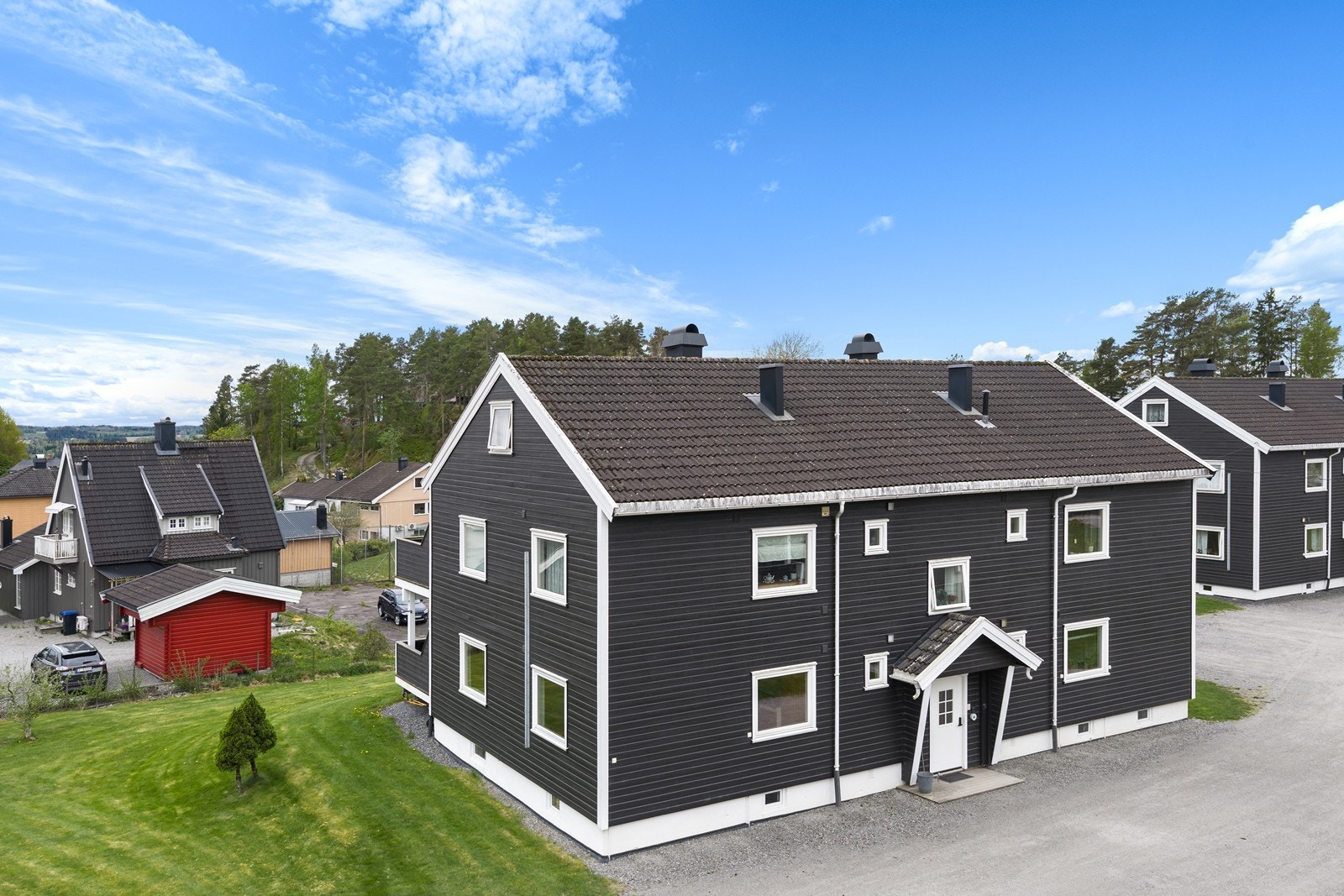 Boligen har nyere vinduer med isolerglass fra 2013, og dørene er brann- og lydklassifiserte. Galleribilde
