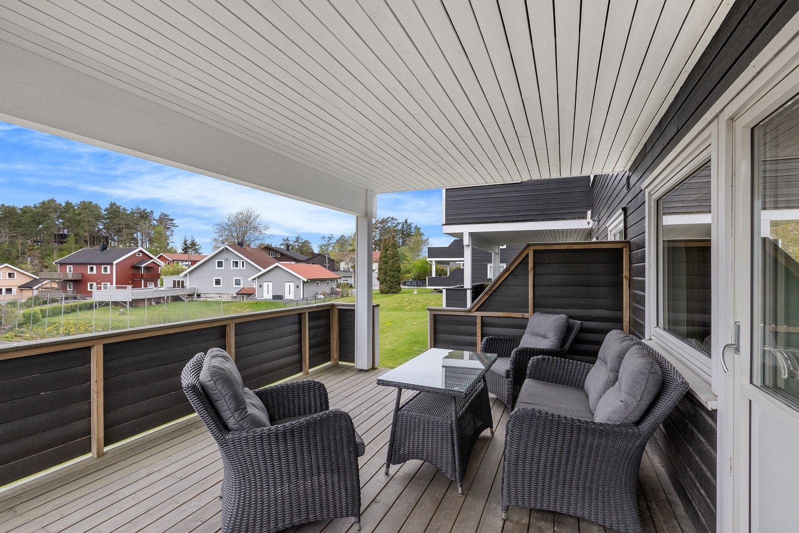 Fra balkongen kan du nyte en oversiktlig utsikt mot det omkringliggende boligområdet. Galleribilde