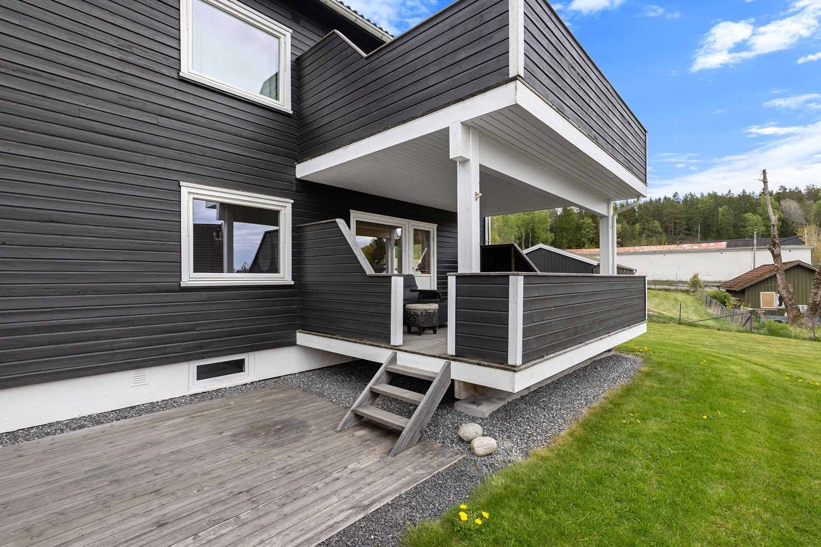 Overbygget balkong på ca. 16 m² med impregnert treverk gir en hyggelig uteplass. Galleribilde