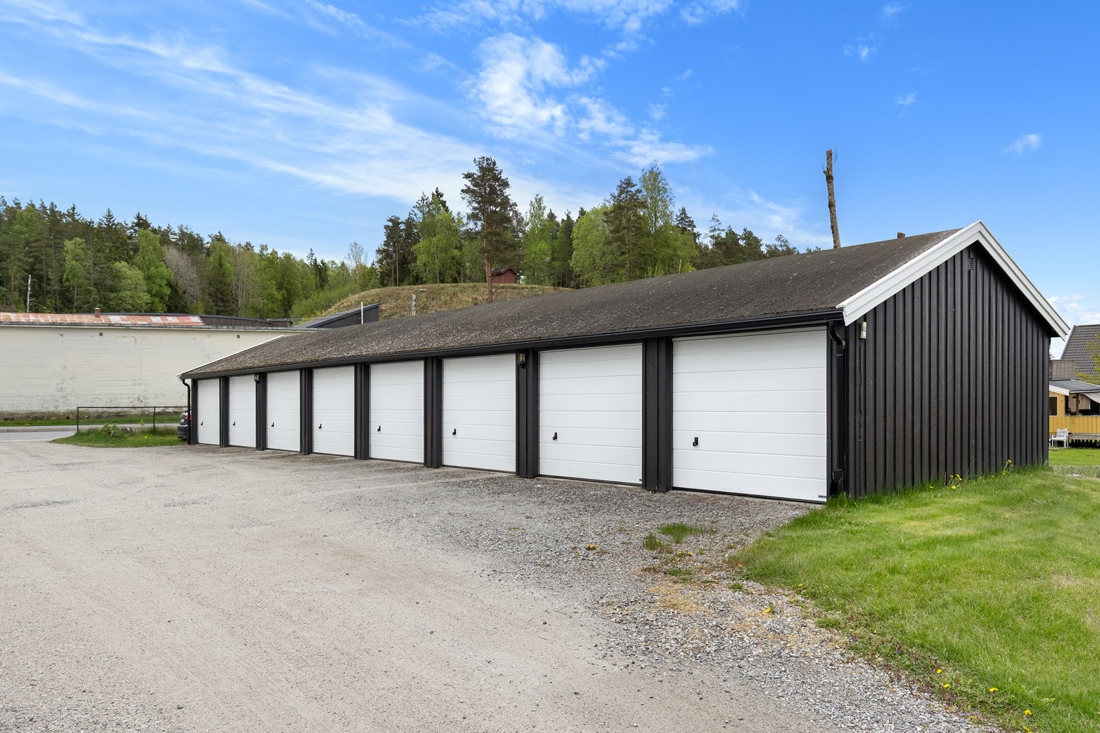 Garasjeanlegget ble renovert i 2010 med skiftet panel og taktekking, og har manuell leddport i aluminium. Galleribilde