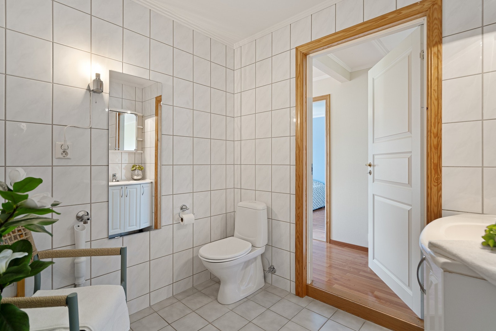 Badet inneholder dusj, servant m/ skap og speil, samt toalett og opplegg til vaskemaskin Galleribilde