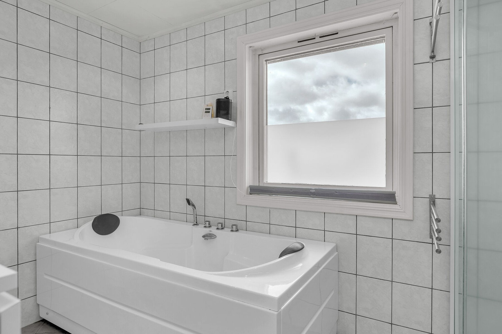I tillegg til dusj har badet også et badekar. Galleribilde