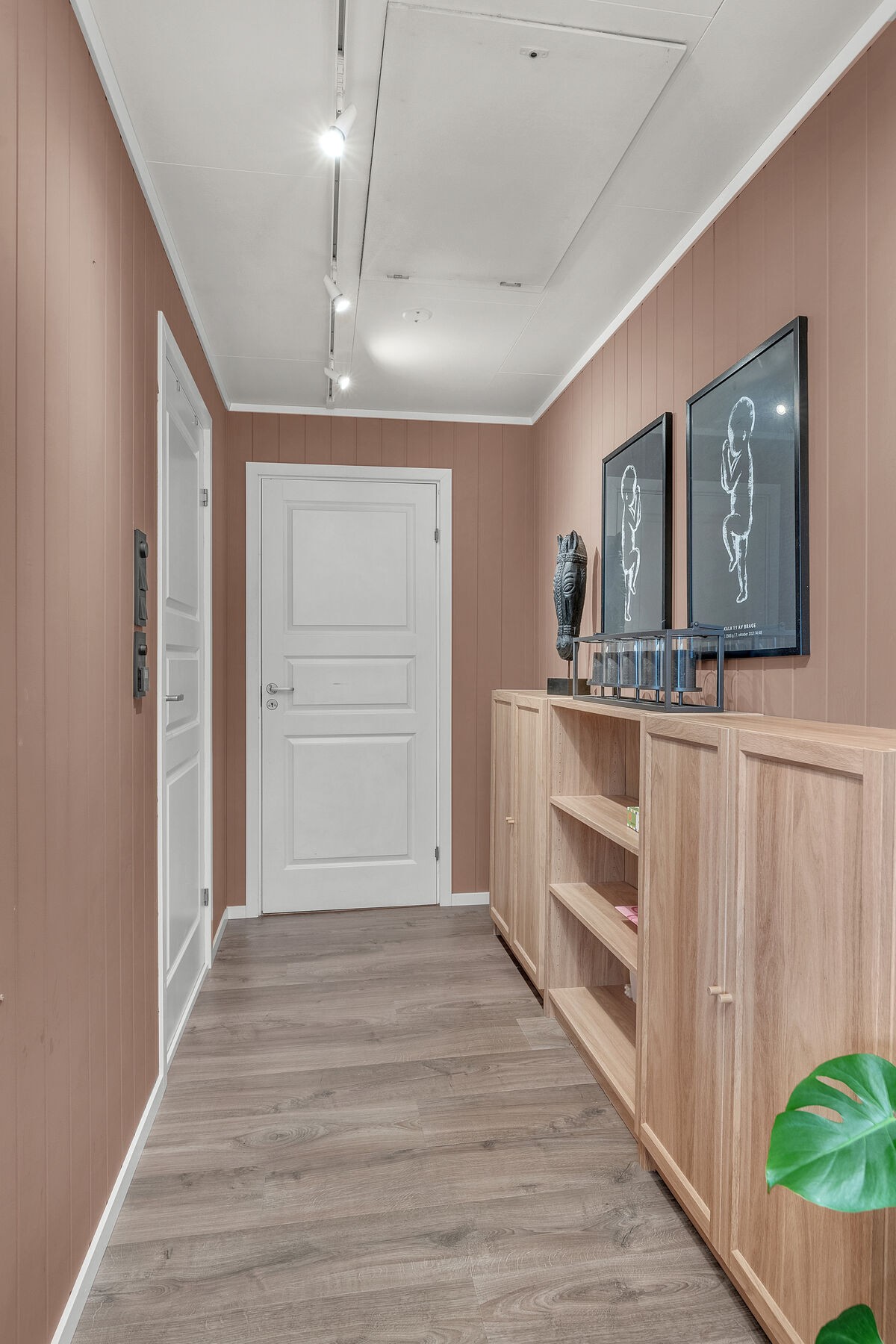 Gangen binder sammen soverommene med boligens sosiale soner. Galleribilde