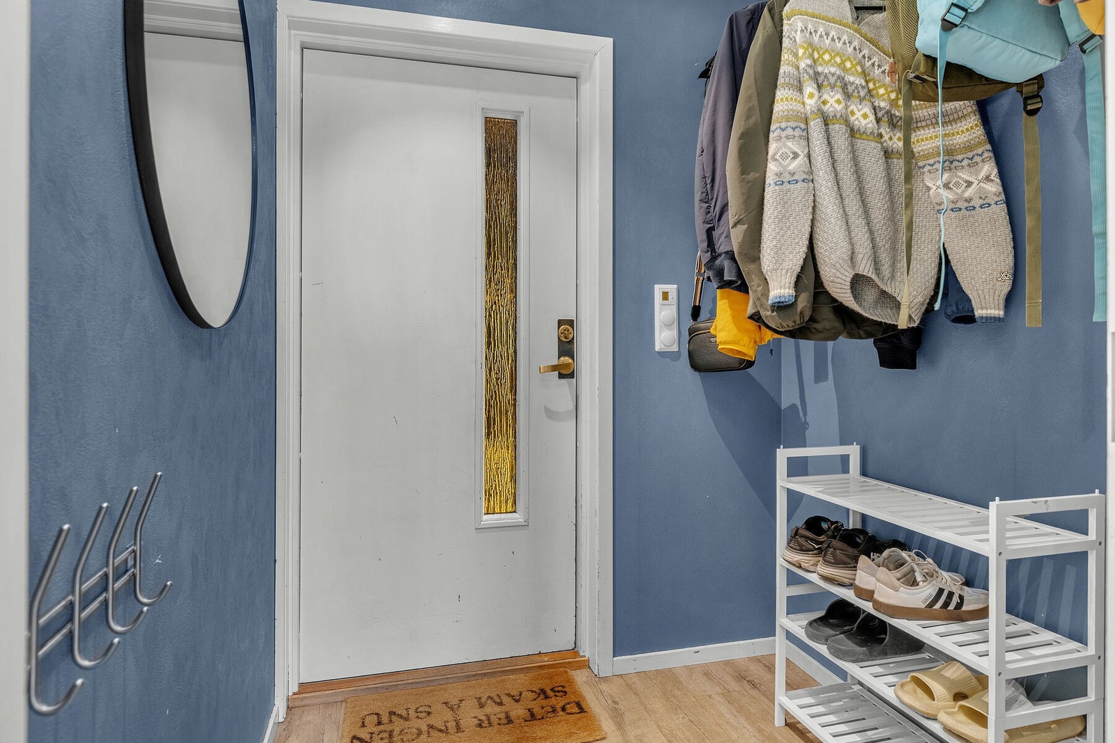 Entré med plass til å henge fra seg yttertøy og sette fra seg sko. Galleribilde