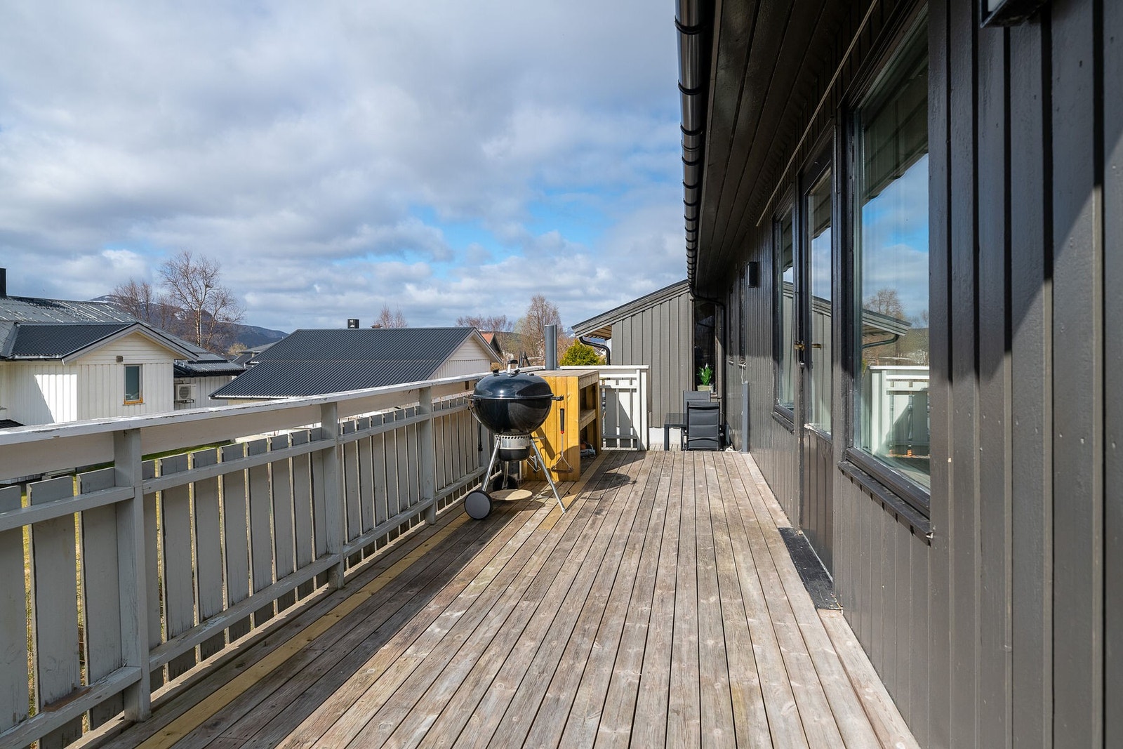 Stor terrasse med god plass til både grill og utemøbler. Galleribilde