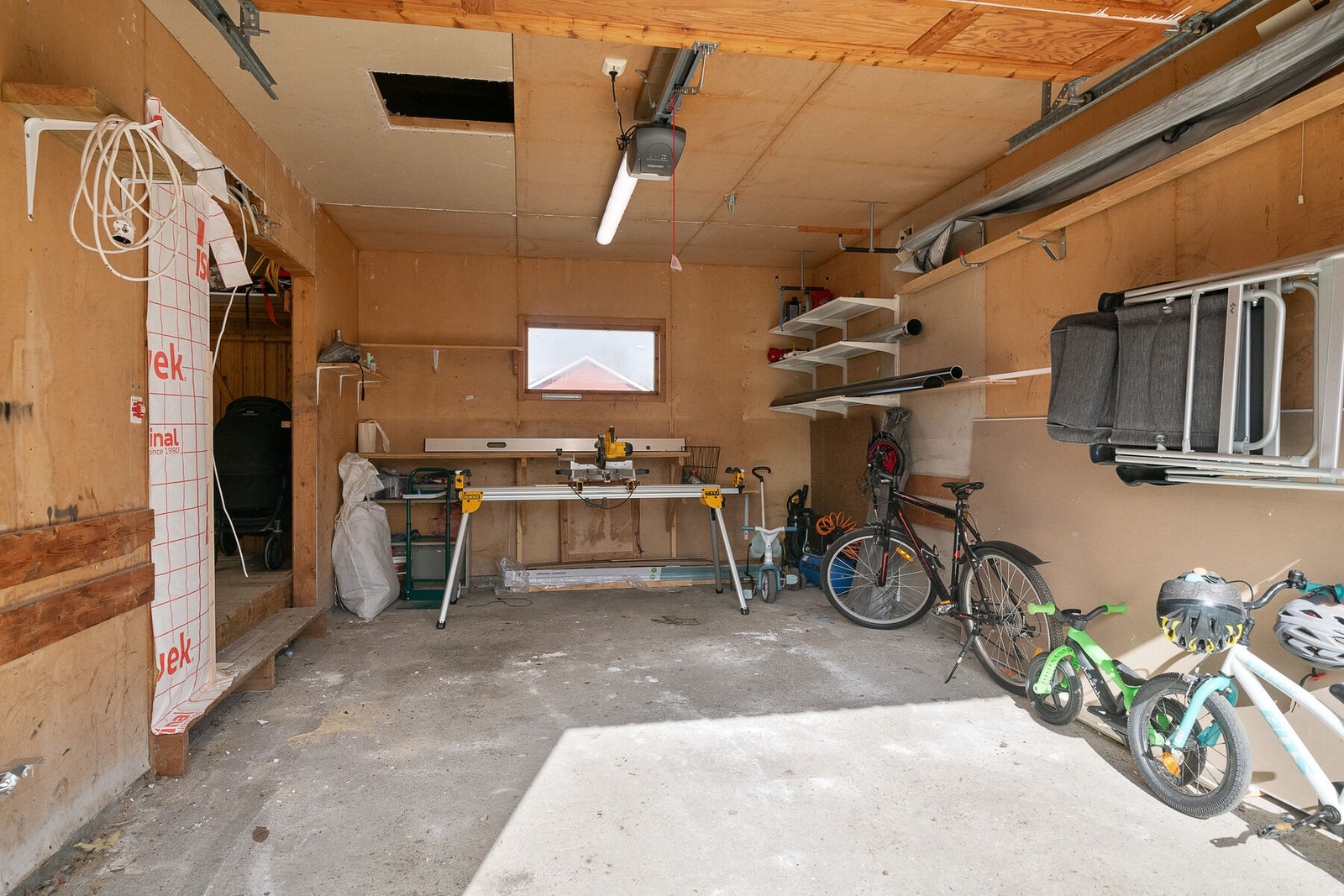 Garasje med plass til én bil og rikelig med lagringsplass. Galleribilde