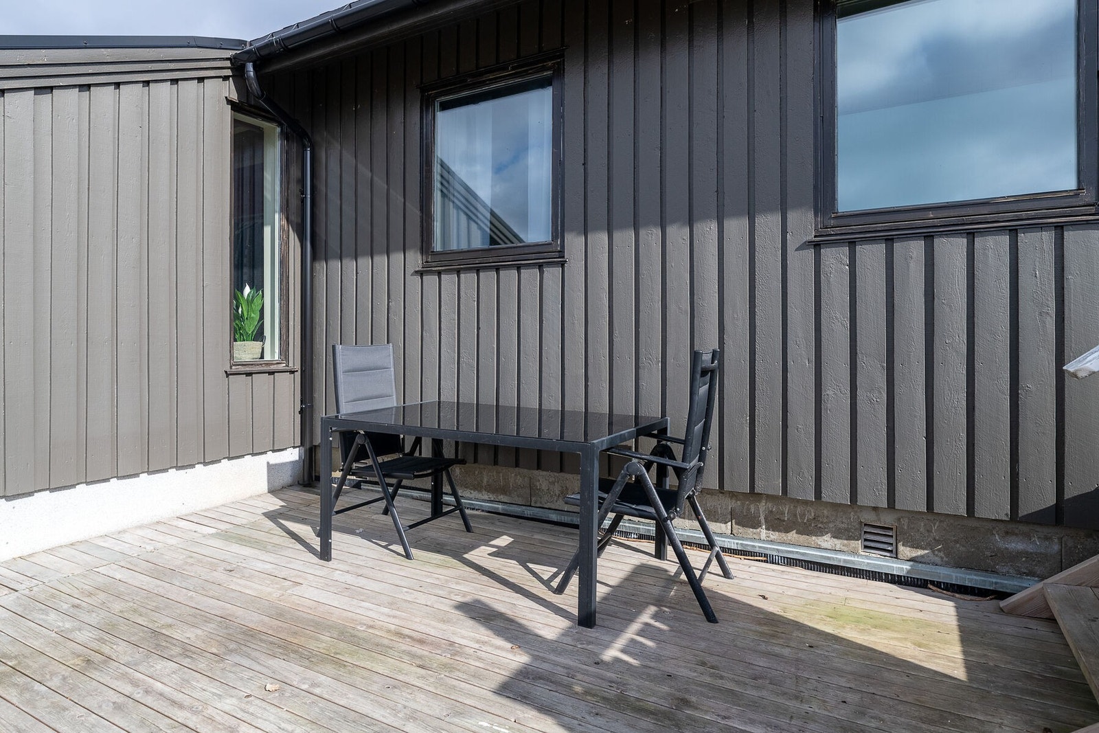 En lun og usjenert del av uteplassen, med direkte utgang fra stuen. Galleribilde