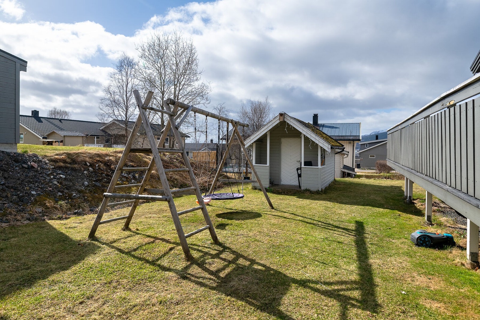 Hagen har plenareal med plass for lek og aktiviteter. Galleribilde