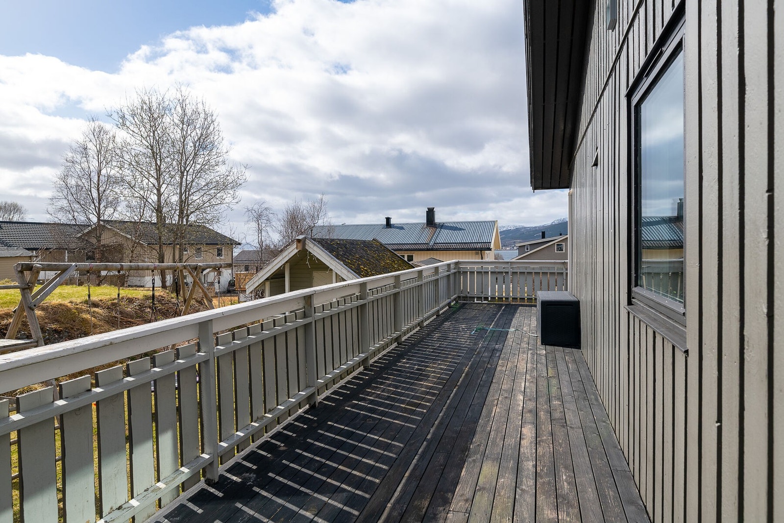 Terrassen strekker seg langs store deler av boligens sør-/vestvendte fasade og byr på gode solforhold gjennom store deler av dagen. Galleribilde