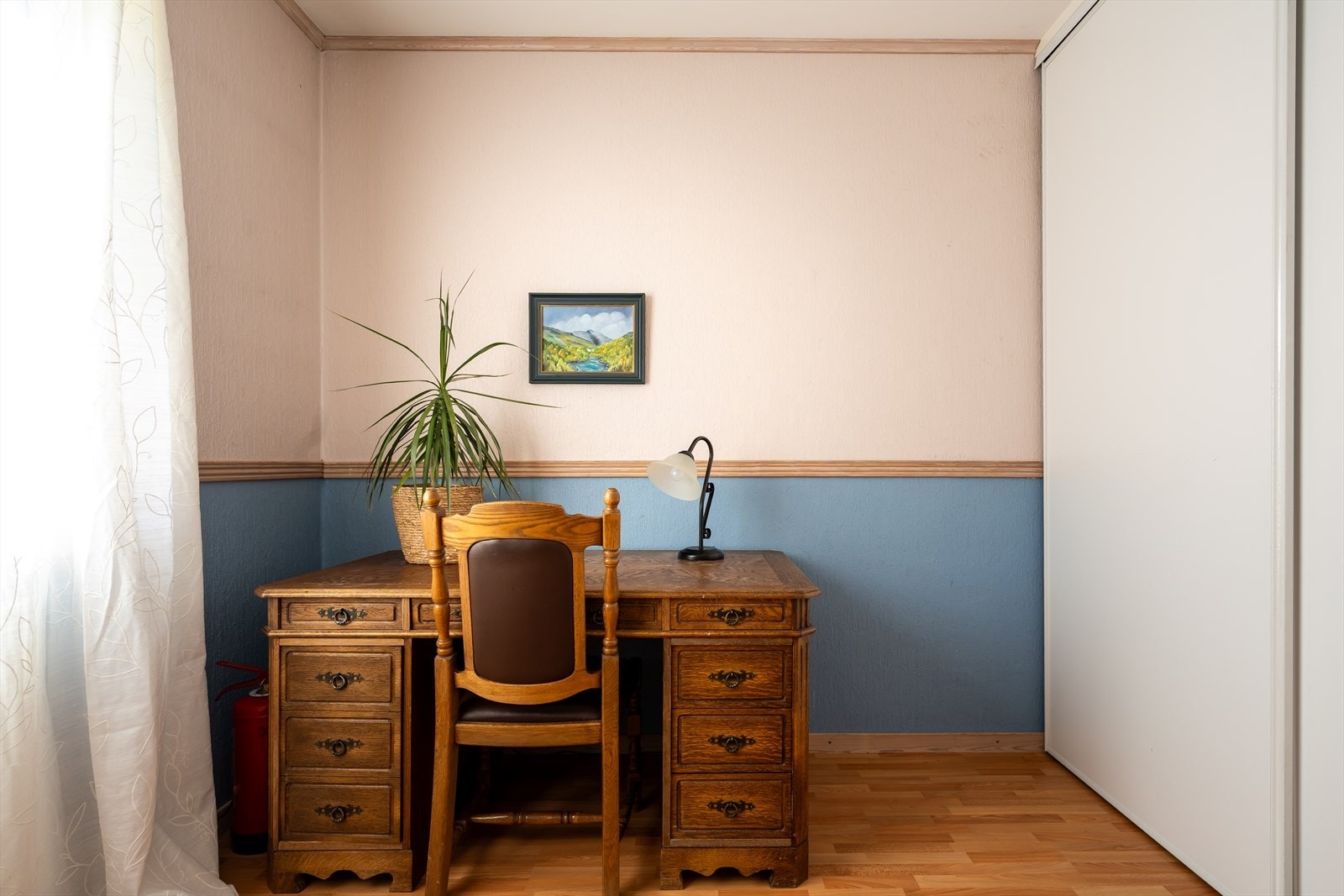 Leiligheten har ellers et åpent garderobeskap i entreen og lagringsplass i en disponibel kjellerbod. Galleribilde