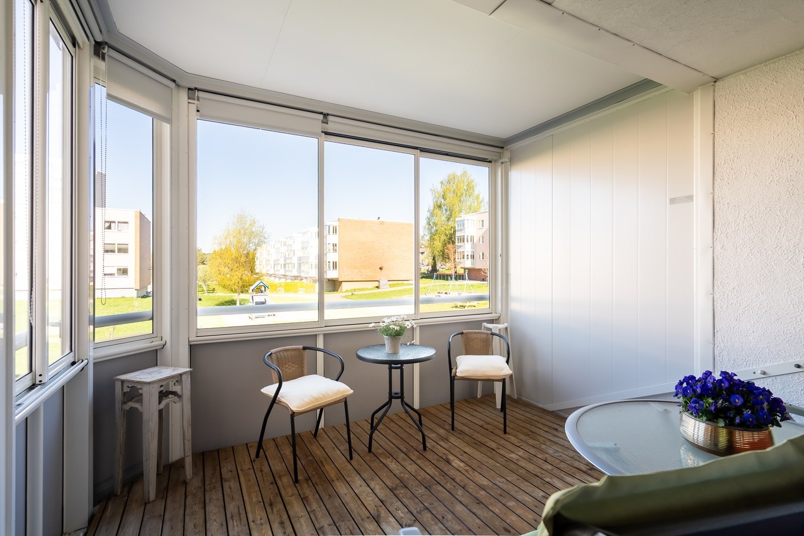 Balkongen har dekke av terrassebord, vinduer som kan skyves åpne og rullgardiner som solskjerming på vinduene. Galleribilde
