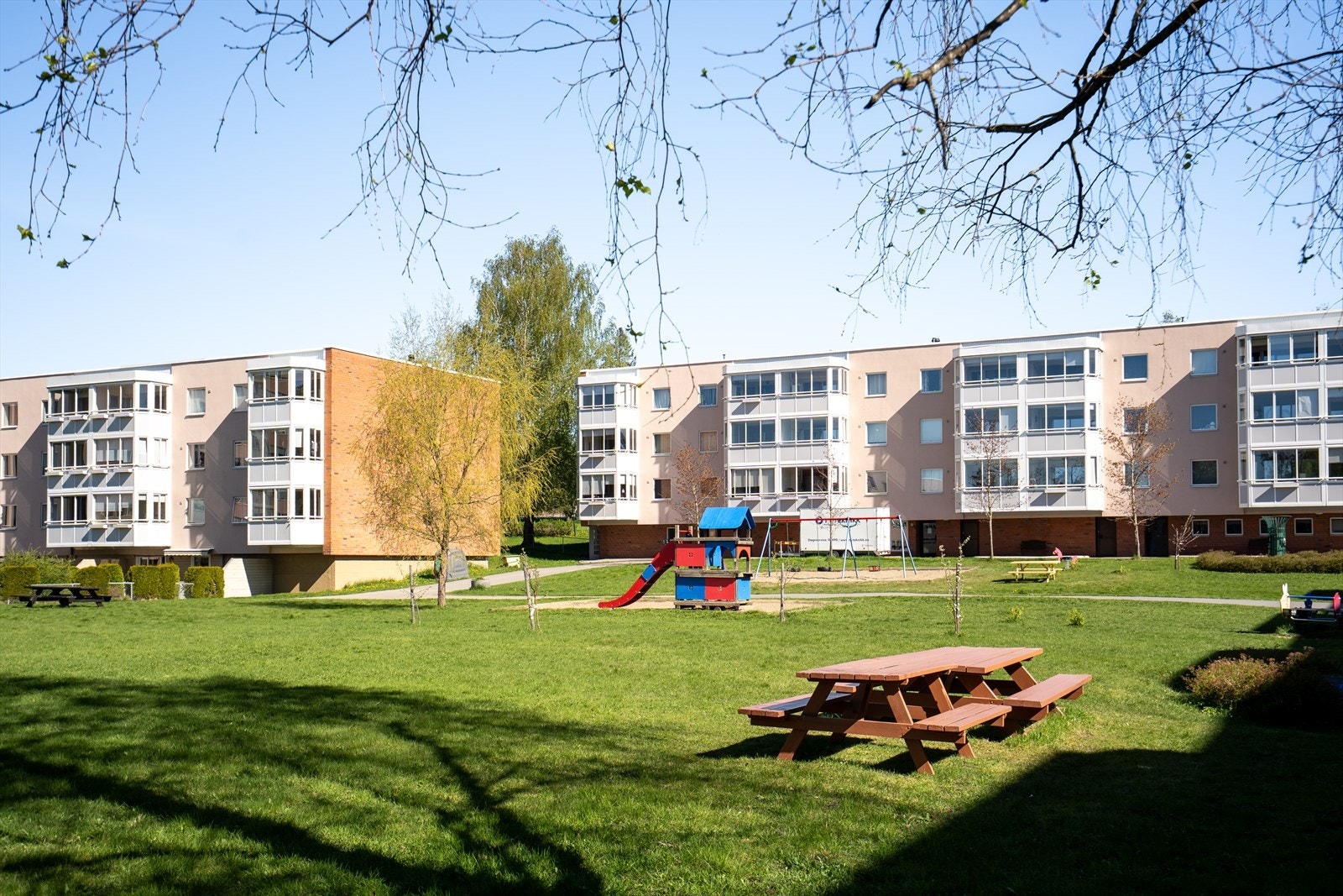 Boligen ligger i et sentralt og attraktivt boligområde på Løvenstad i Rælingen kommune. D Galleribilde