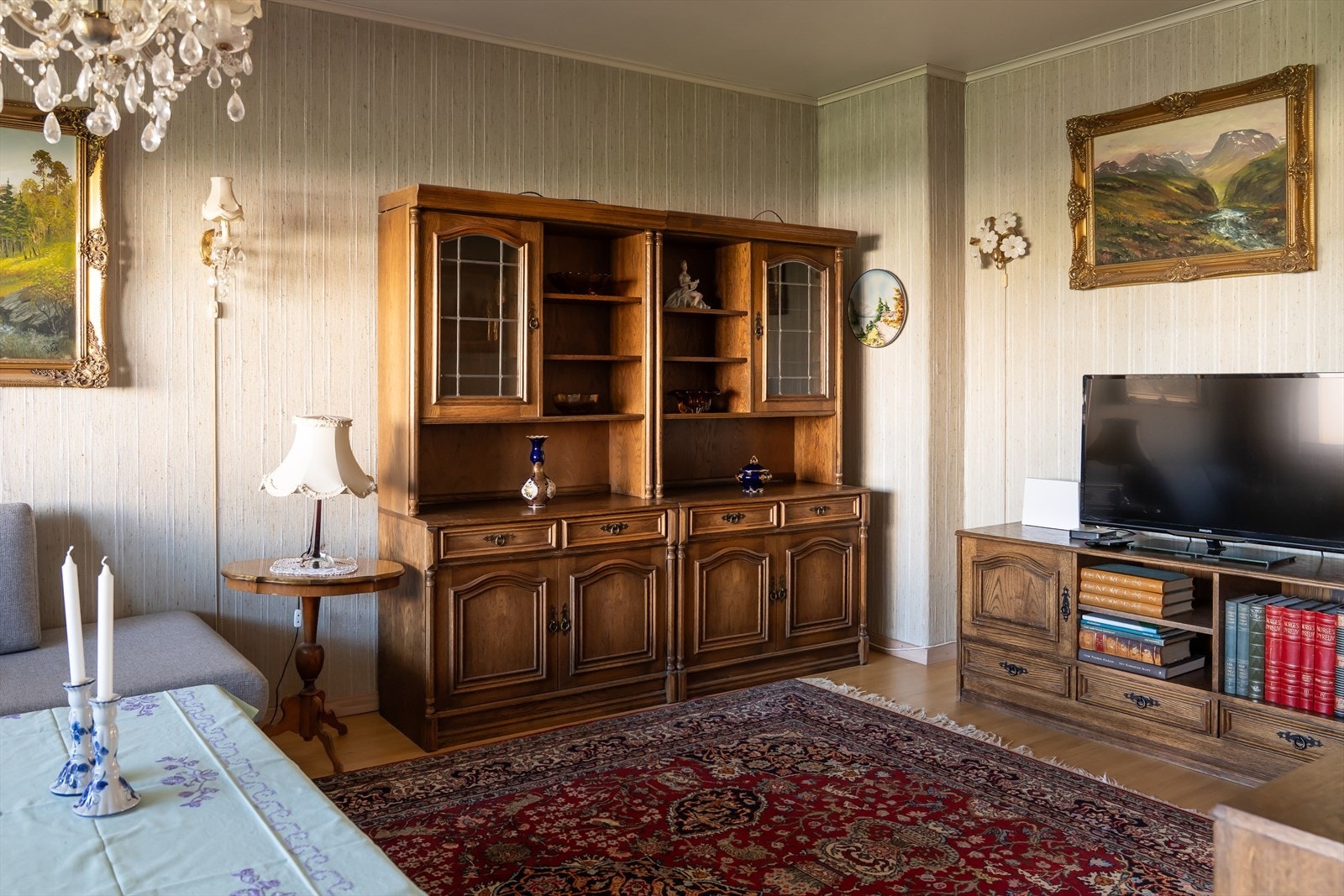 Her er det god plass til sofagruppe og tv-løsning. Galleribilde