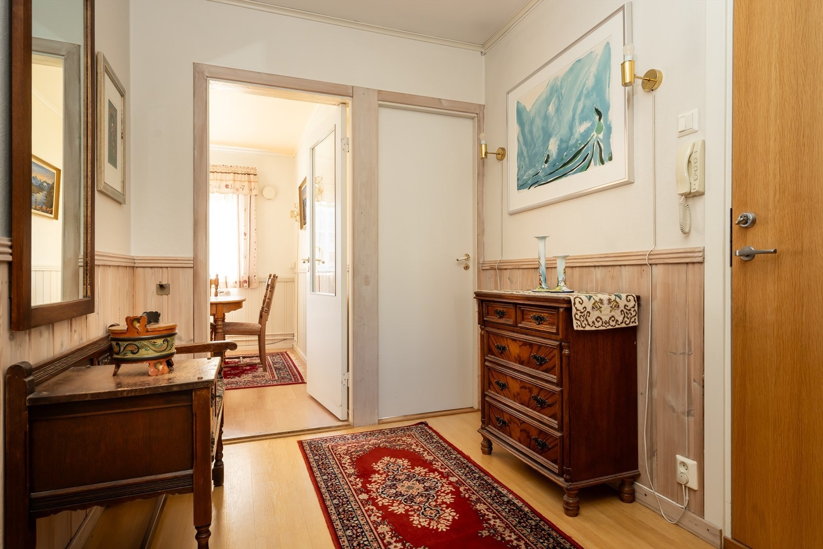 Velkommen inn i en romslig leilighet i praktisk første etasje. Galleribilde