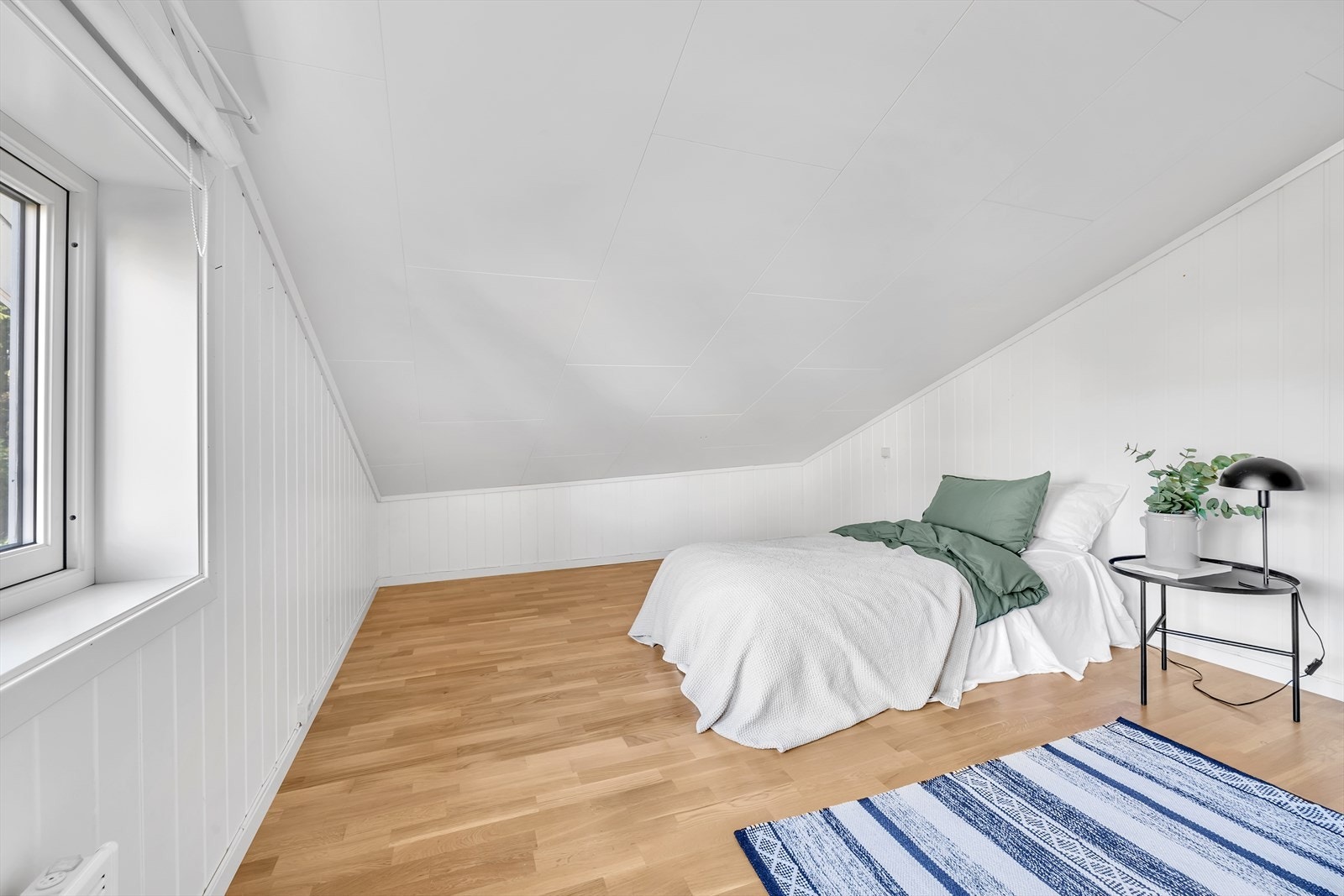 God plass til dobbeltseng og tilhørende møblement. Galleribilde