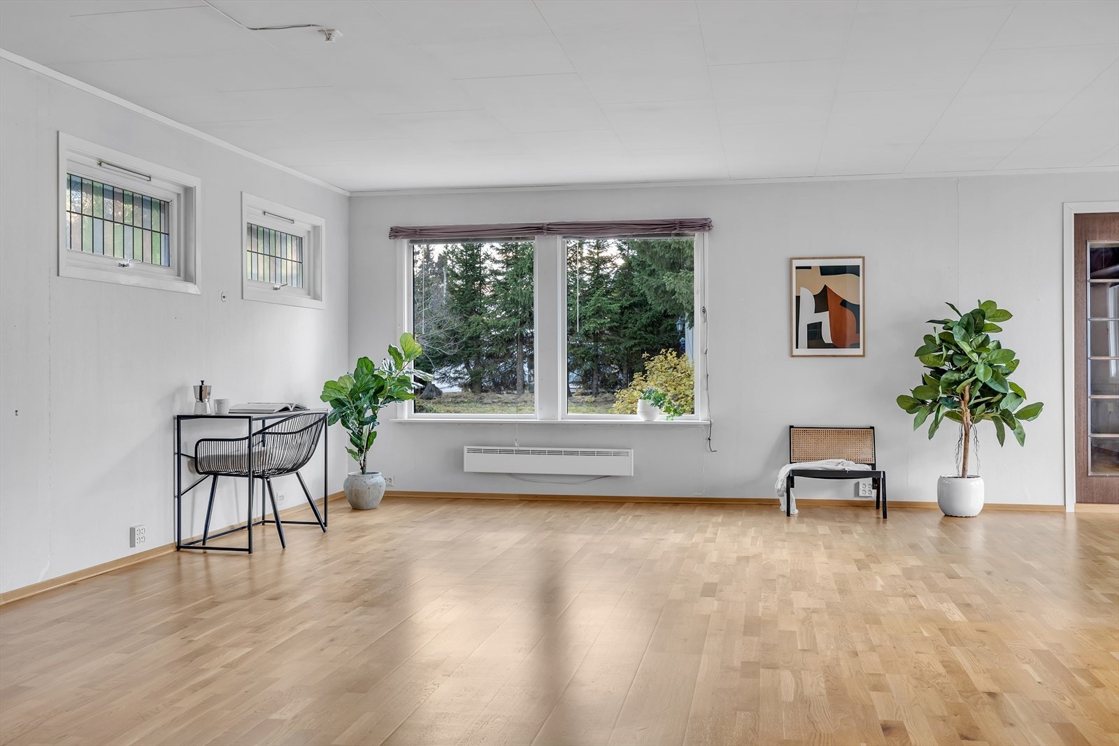 Mange vindusflater gir rikelig med naturlig lys inn i rommet. Galleribilde