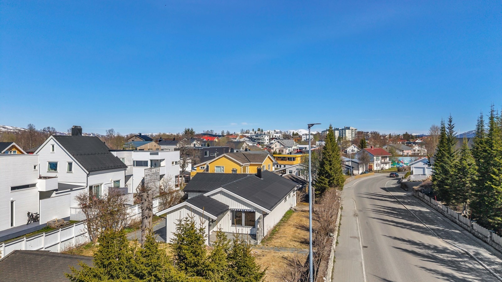 To avkjørsler fra hovedveg inn til eiendommen. Galleribilde